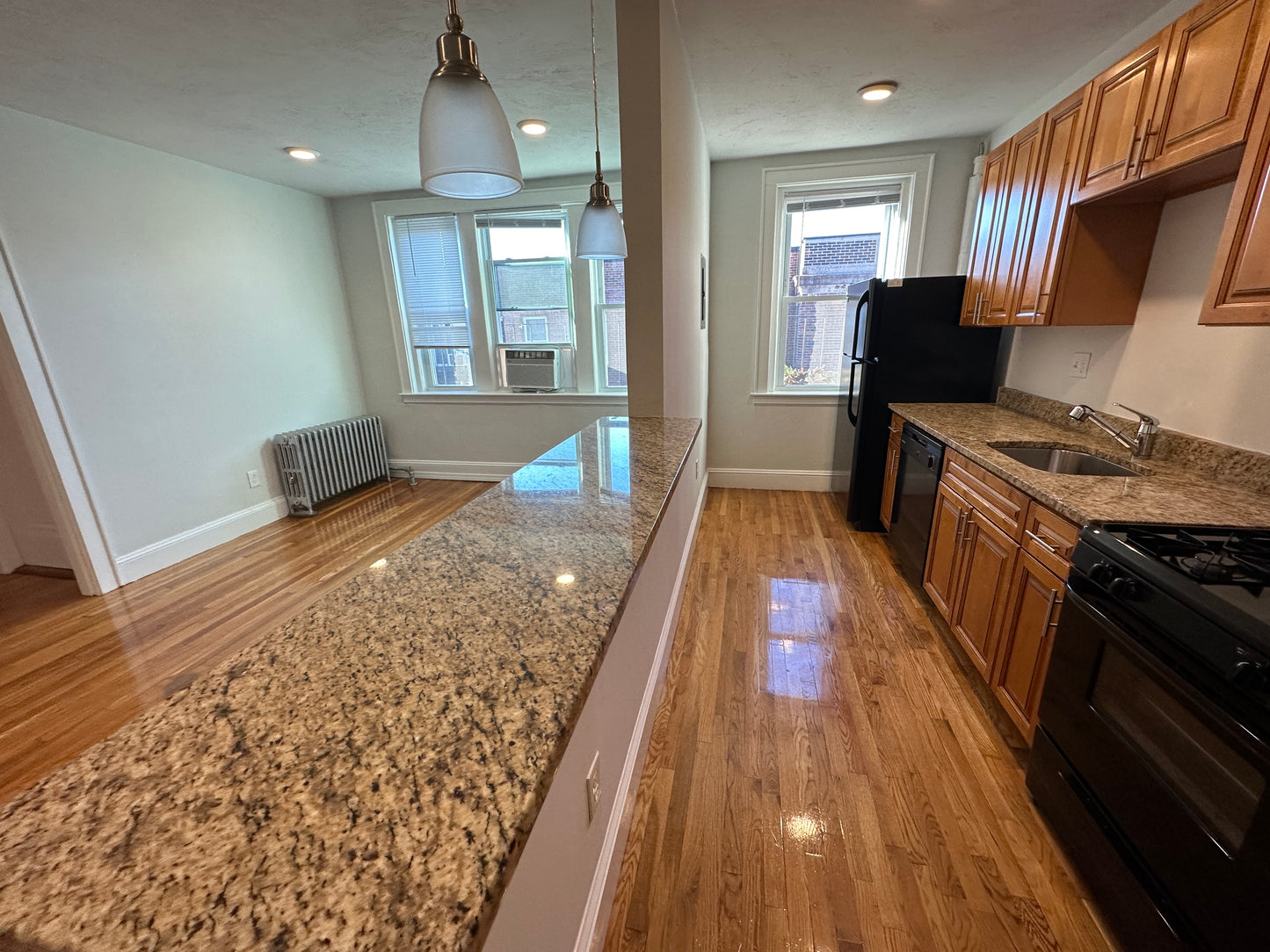 TEMPORARILY OFF MARKET $2,300 / 405ft2 - ➽Bright Top Floor Somerville Studio Available Now! (Winter Hill)