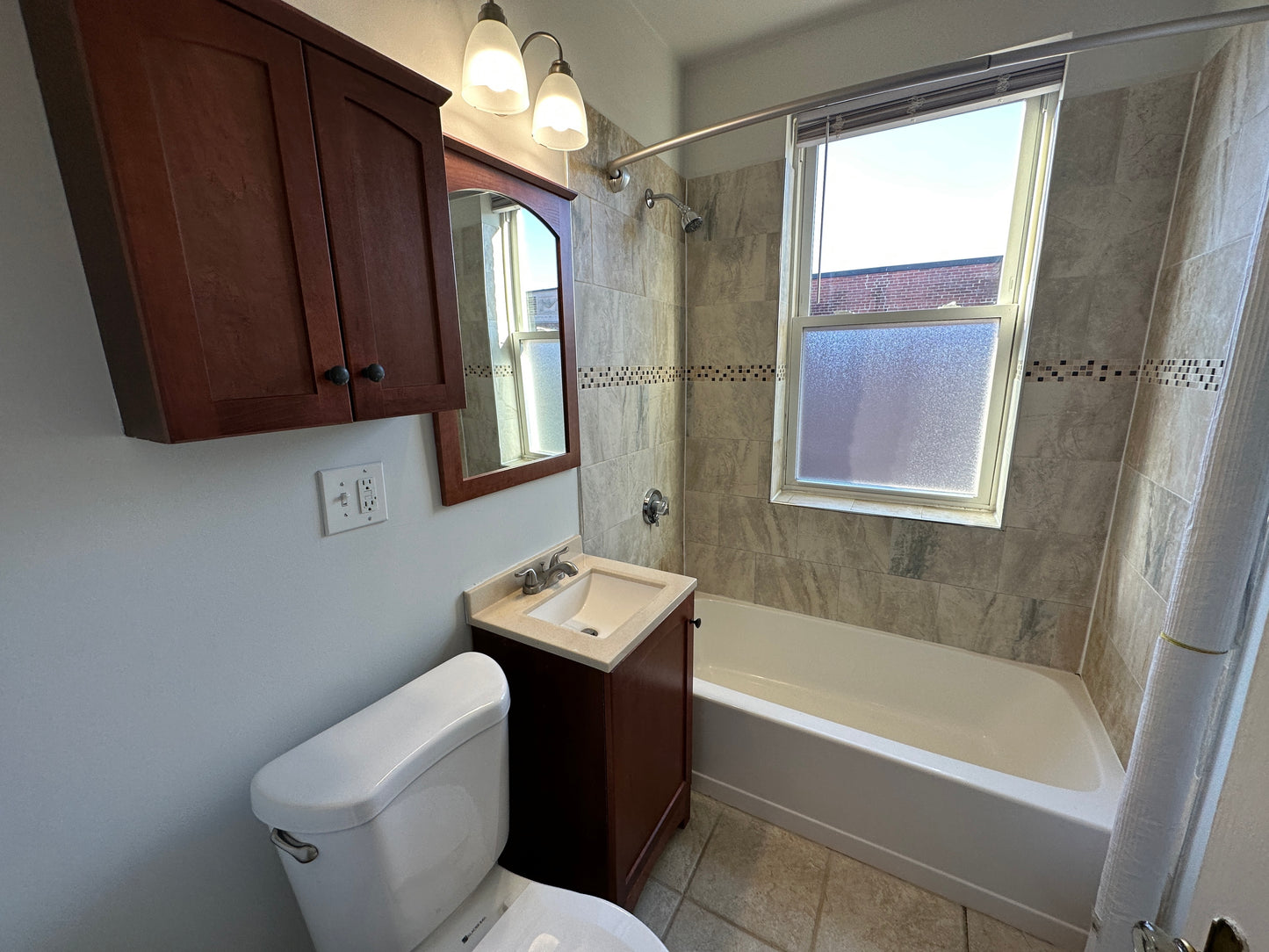 TEMPORARILY OFF MARKET $2,300 / 405ft2 - ➽Bright Top Floor Somerville Studio Available Now! (Winter Hill)