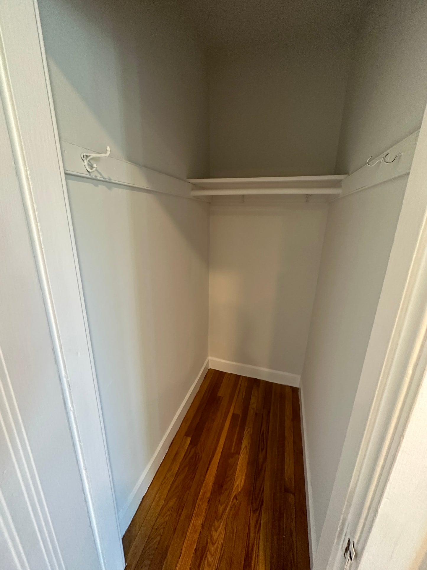 TEMPORARILY OFF MARKET $2,300 / 405ft2 - ➽Bright Top Floor Somerville Studio Available Now! (Winter Hill)