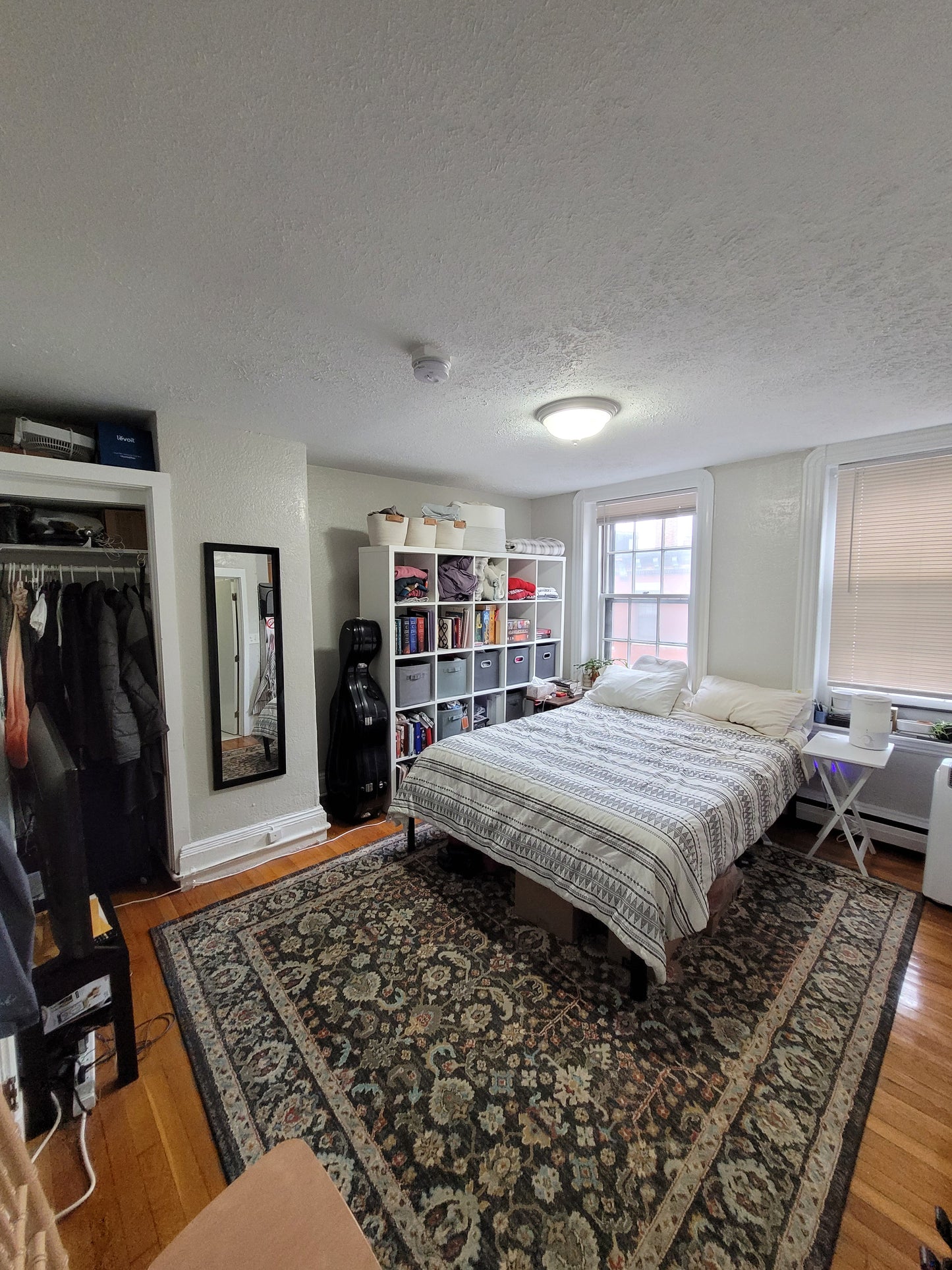 $2,350 ➽Bold Beacon Hill Top Floor Studio w/All Utilities Included Avail 6/1! (Beacon Hill)