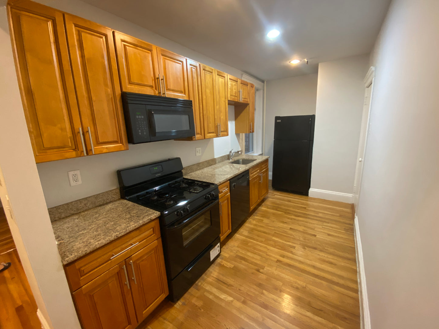 $2,295 / 1br - 585ft2 - ➽Beautiful Brighton 1 Bedroom Available Now! HT & HW Included! No Fee! (Brighton)