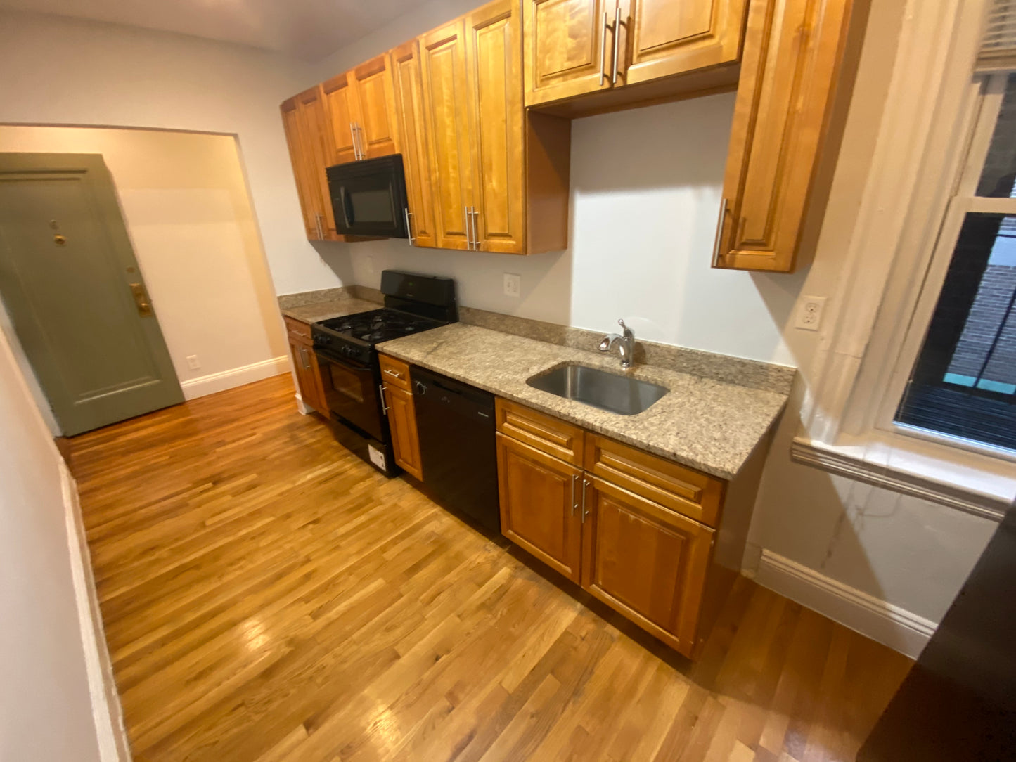 $2,295 / 1br - 585ft2 - ➽Beautiful Brighton 1 Bedroom Available Now! HT & HW Included! No Fee! (Brighton)