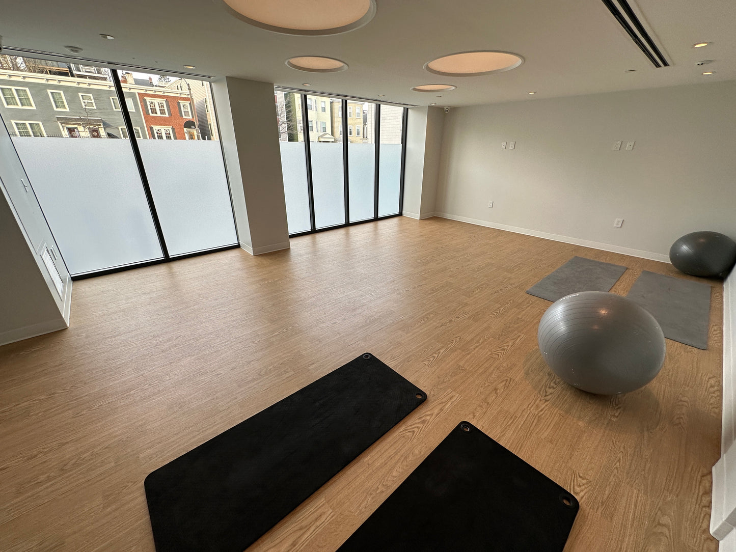 APPLICATION PENDING $2,850 / 1br - 570ft2 - ➽Airy South Boston 1 Bedroom Available August! Pet-Friendly! (South Boston)