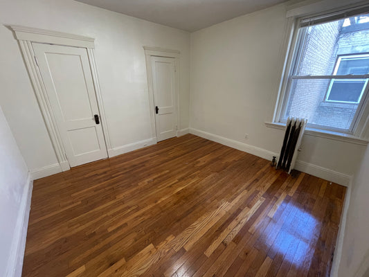 $2,200 / 329ft2 - ➽Comfy Top Floor Mission Hill Studio Available 9/1! HT & HW Included! (Mission Hill)