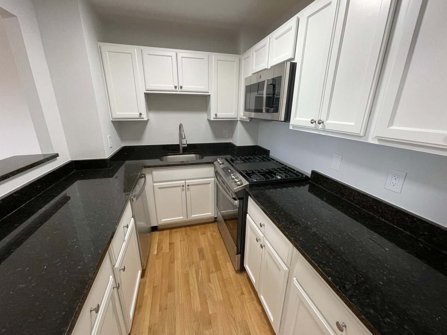 APPLICATION PENDING $3,575 / 2br - 793ft2 - ➽Fantastic South Boston 2 Bedroom Available September! (South Boston)
