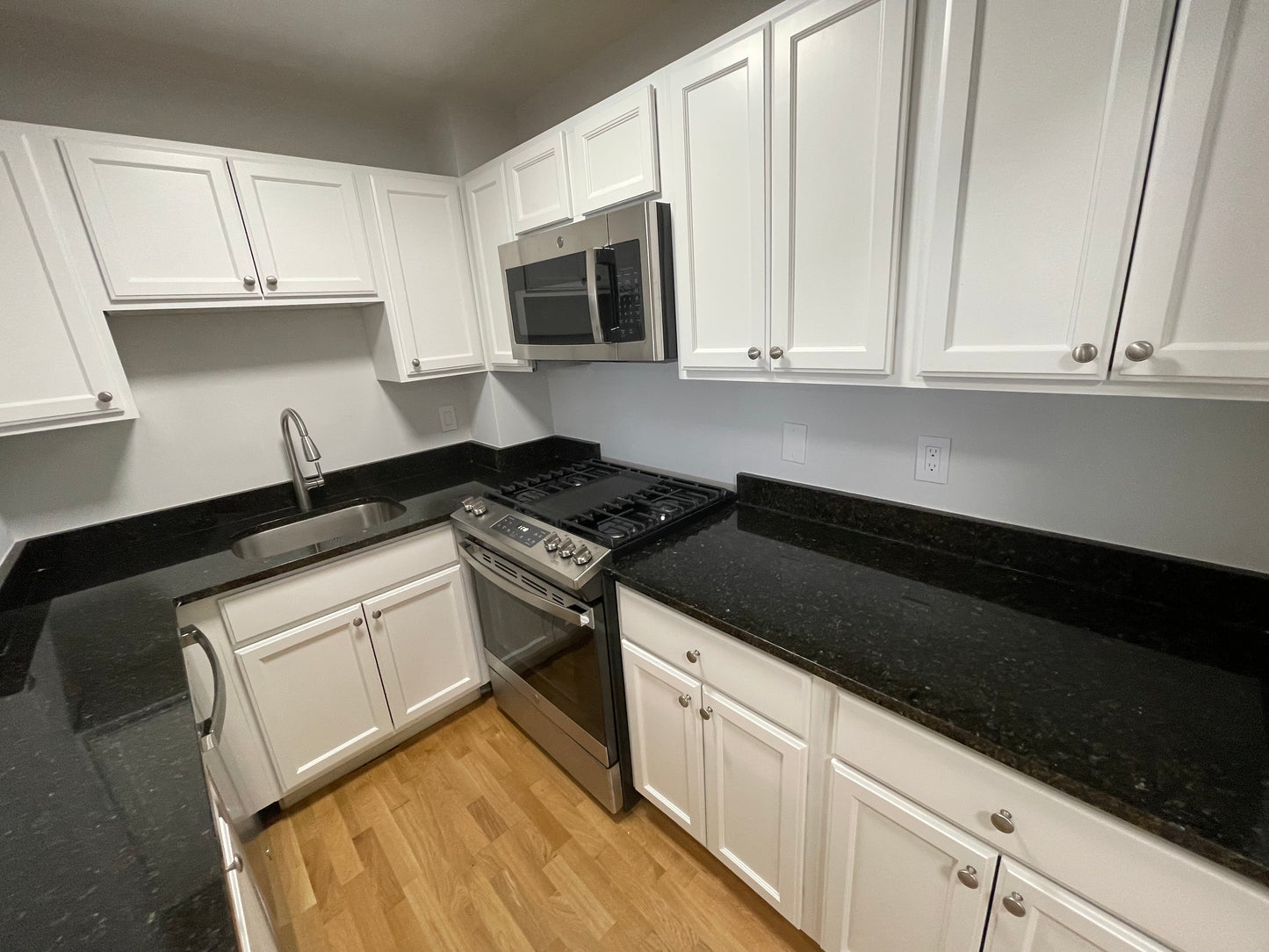 APPLICATION PENDING $3,575 / 2br - 793ft2 - ➽Fantastic South Boston 2 Bedroom Available September! (South Boston)