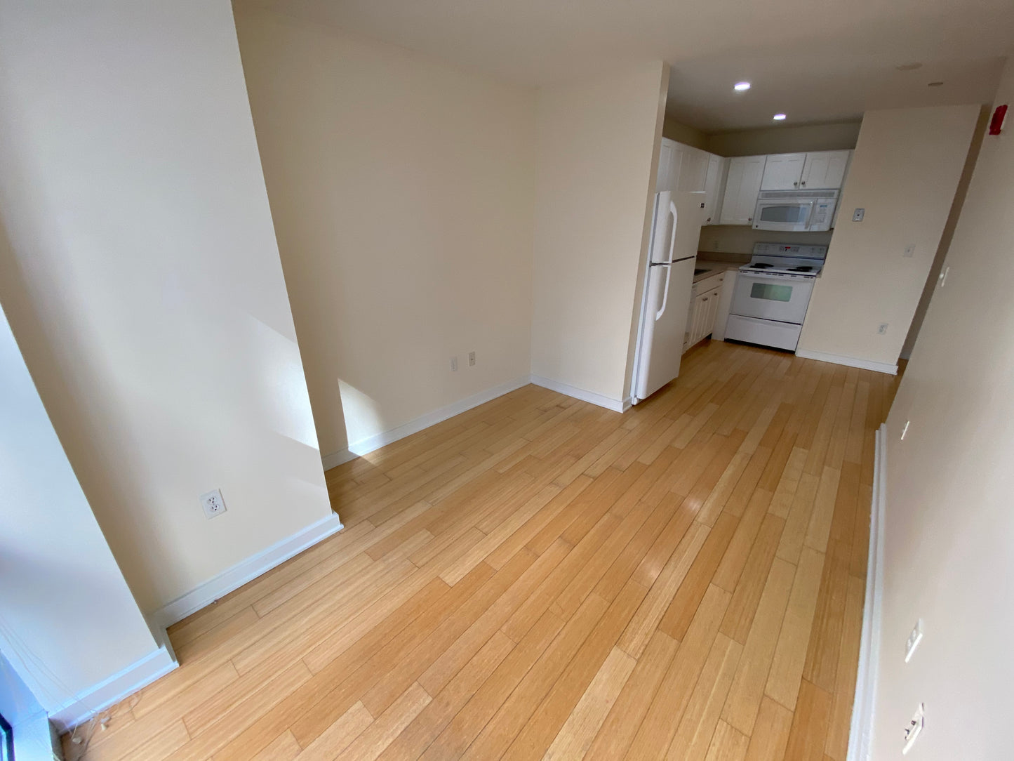 $3,000 / 1br - 430ft2 - ➽Alluring Downtown 1 Bedroom Available April! (Theatre District)