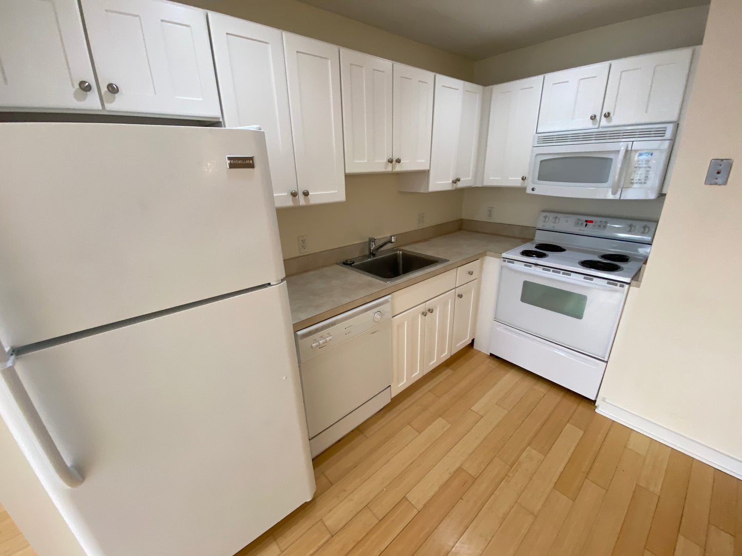 $3,000 / 1br - 430ft2 - ➽Alluring Downtown 1 Bedroom Available April! (Theatre District)