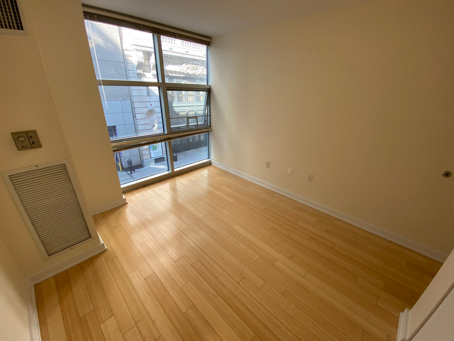 $3,000 / 1br - 430ft2 - ➽Alluring Downtown 1 Bedroom Available April! (Theatre District)