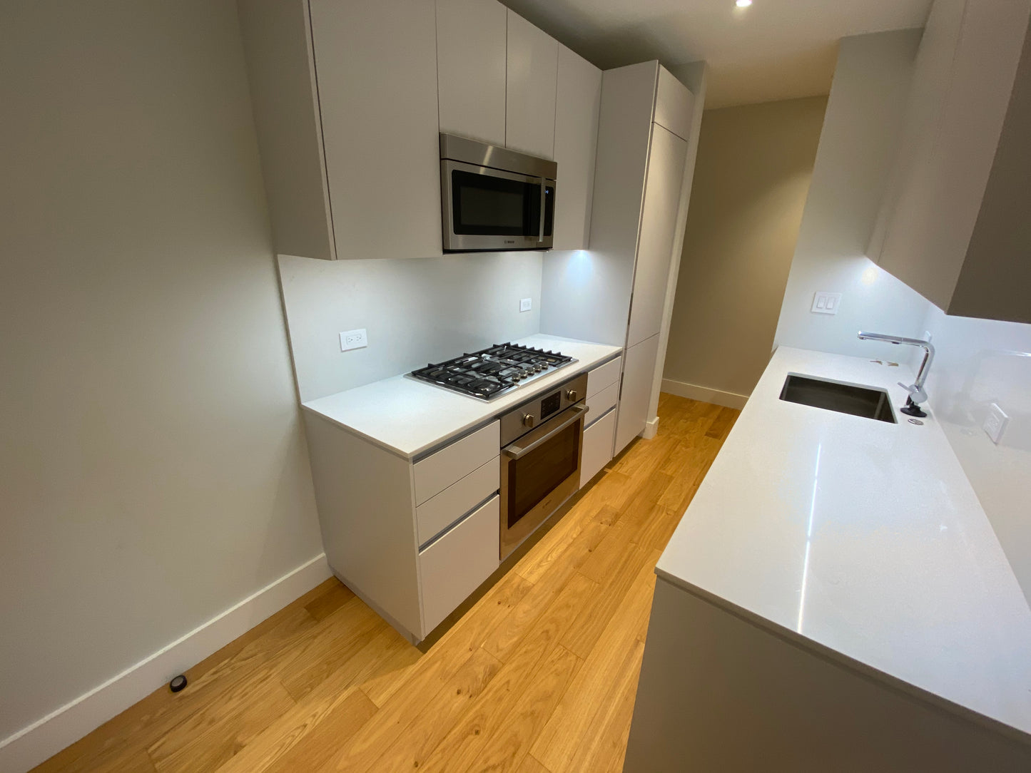APPLICATION PENDING $2,620 / 585ft2 - ➽Stunning Brighton Pet-Friendly 1 Bedroom Available Now! (Brighton)