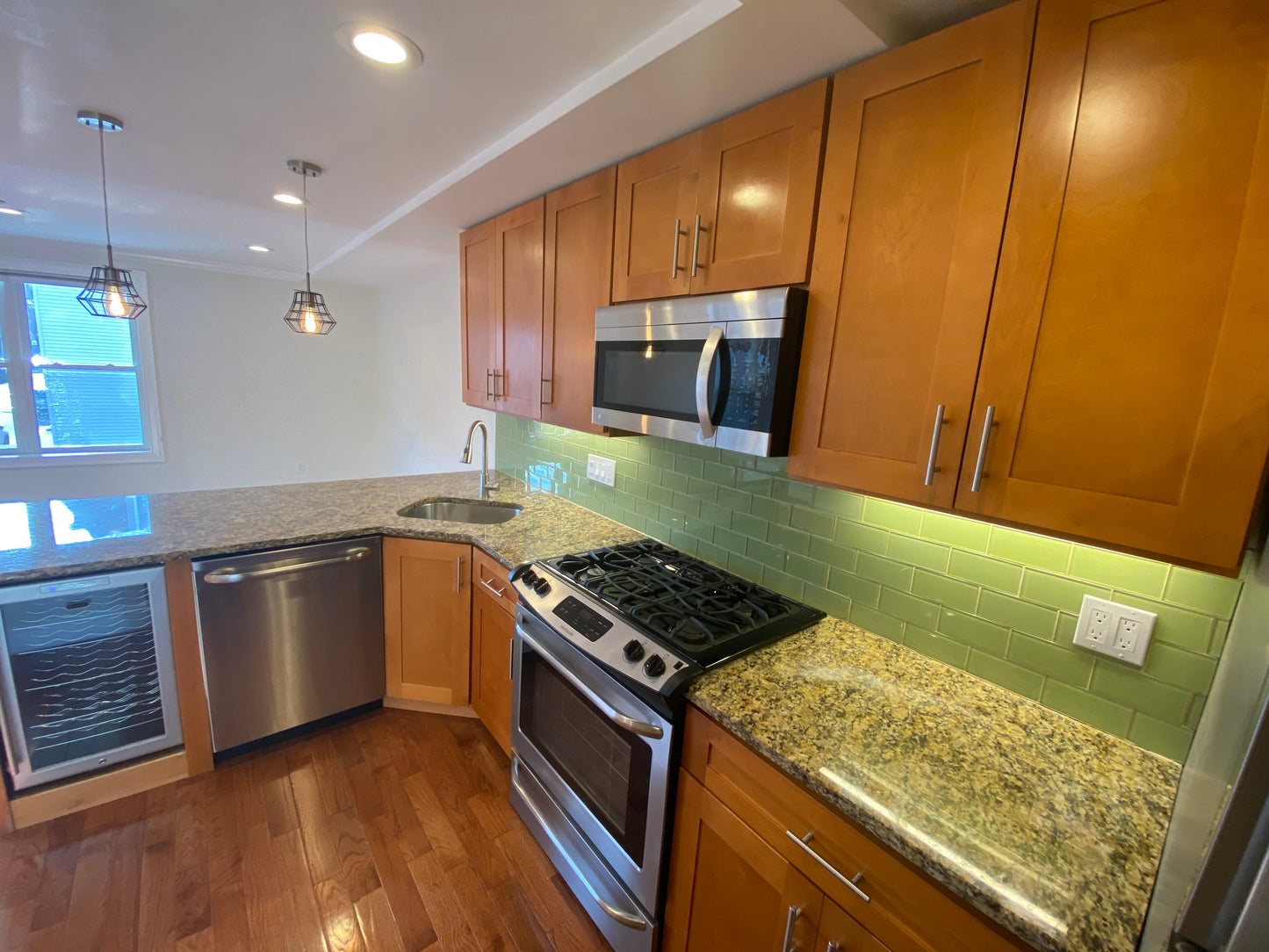 APPLICATION PENDING $3,200 / 2br - ➽Gorgeous East Boston 2 Bedroom Available April! (East Boston)