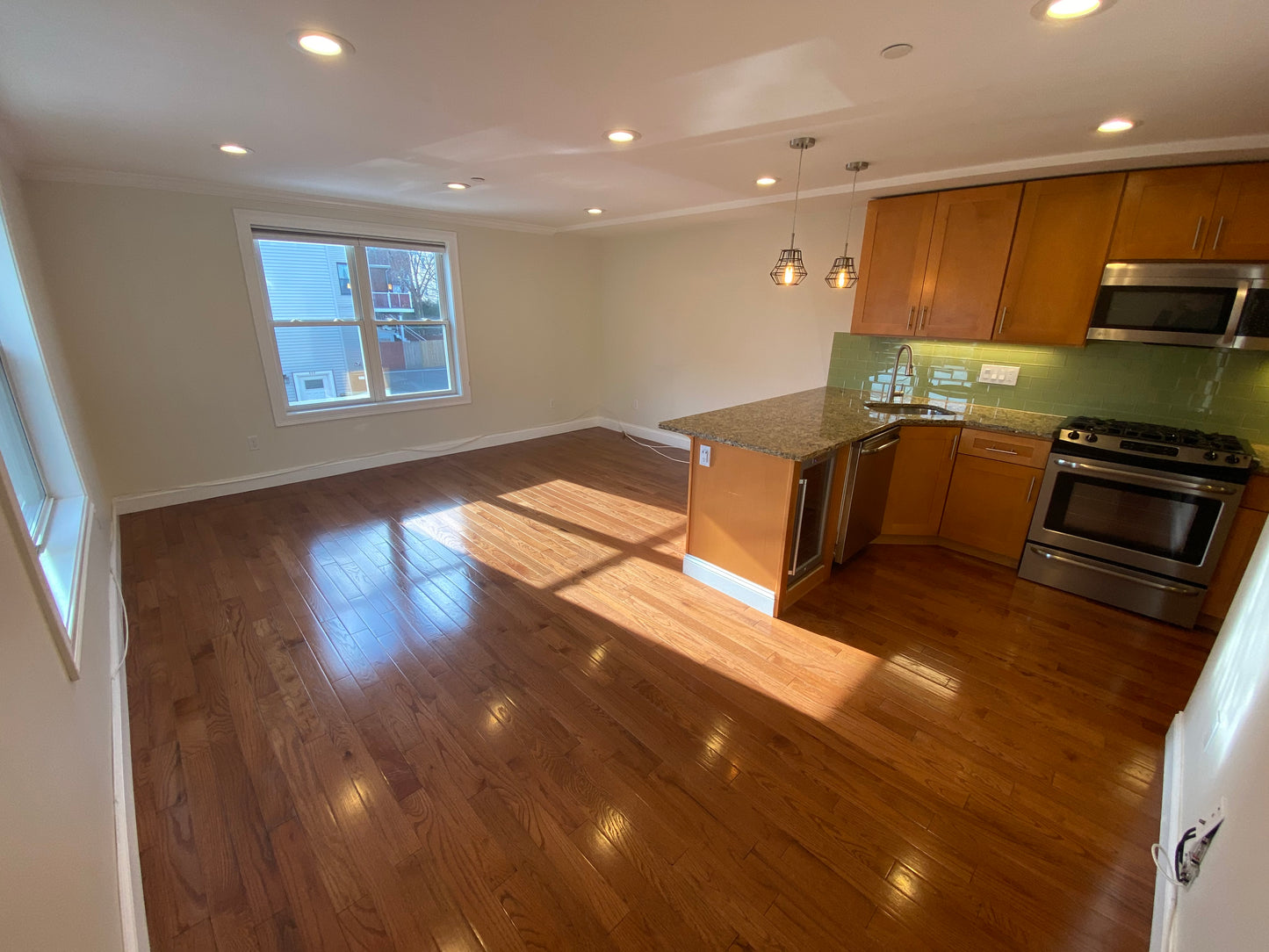 APPLICATION PENDING $3,200 / 2br - ➽Gorgeous East Boston 2 Bedroom Available April! (East Boston)