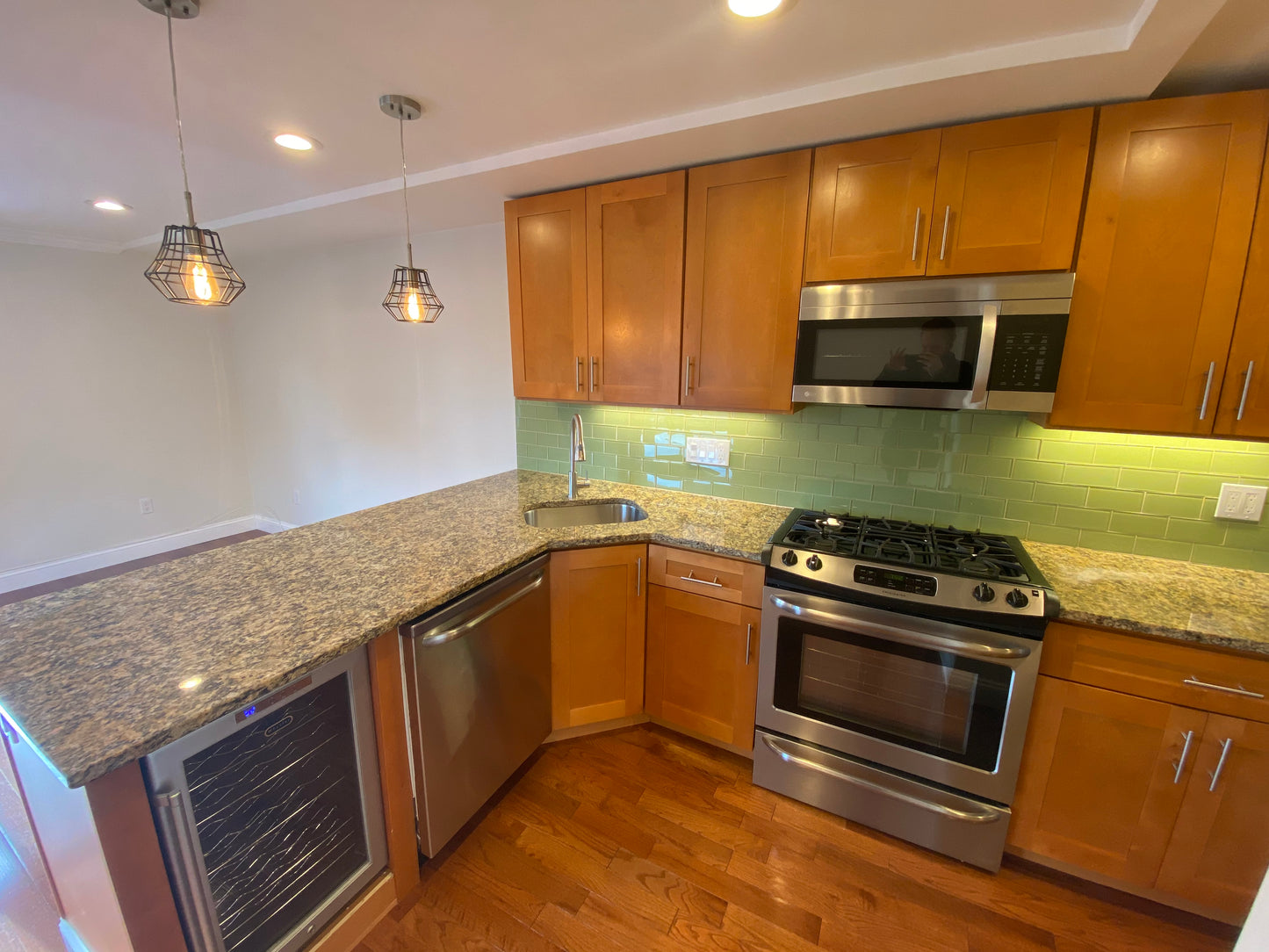 APPLICATION PENDING $3,200 / 2br - ➽Gorgeous East Boston 2 Bedroom Available April! (East Boston)