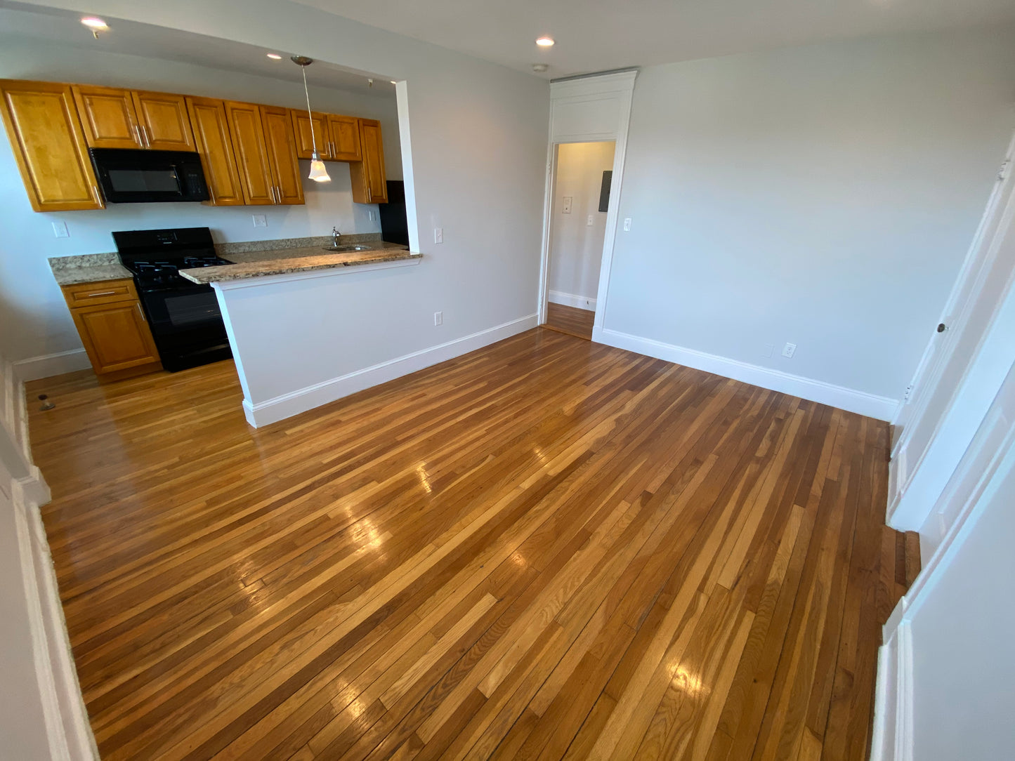 APPLICATION PENDING $1,950 / 430ft2 - ➽Beautiful Brighton Studio Available October! No Fee & HT/HW Included! (Brighton)