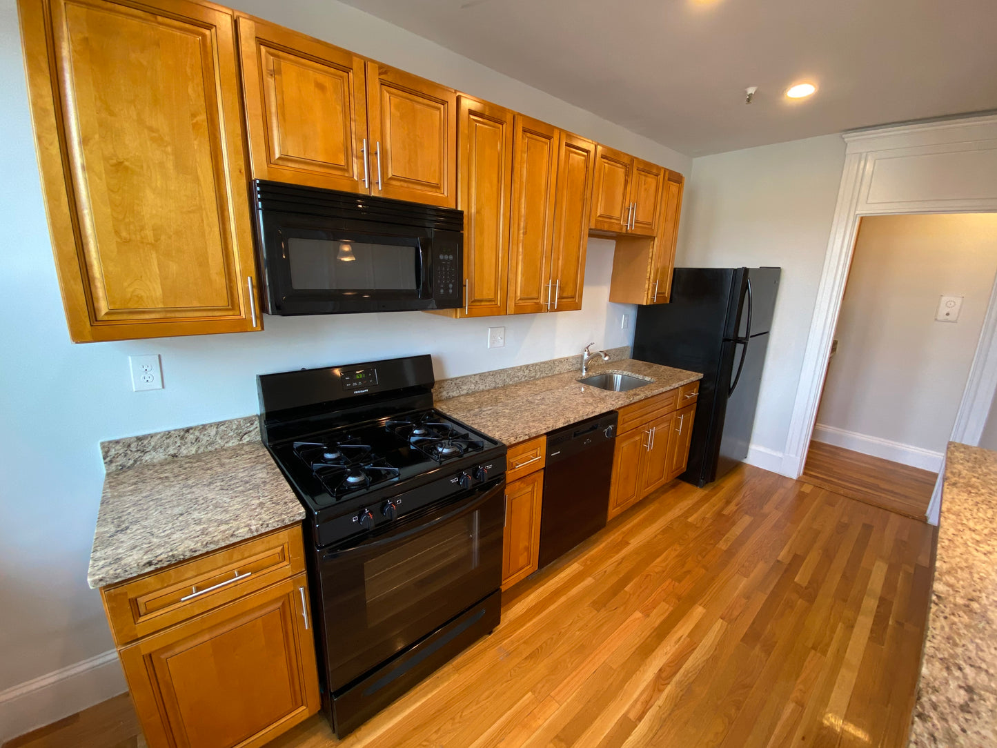 APPLICATION PENDING $1,950 / 430ft2 - ➽Beautiful Brighton Studio Available October! No Fee & HT/HW Included! (Brighton)