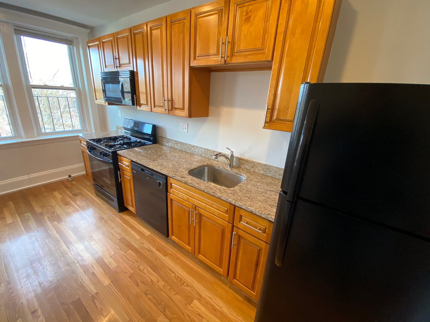 APPLICATION PENDING $1,950 / 430ft2 - ➽Beautiful Brighton Studio Available October! No Fee & HT/HW Included! (Brighton)