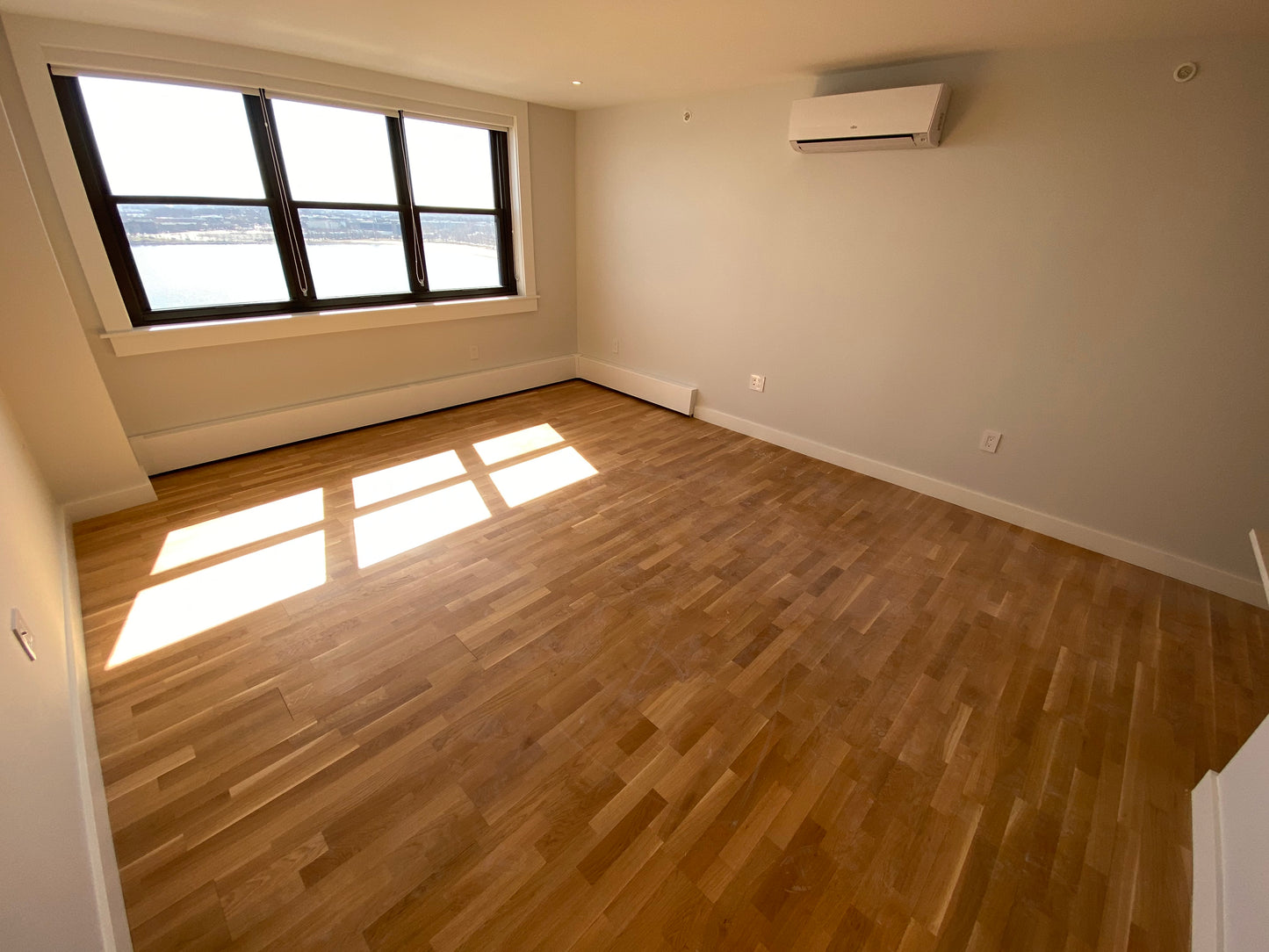 APPLICATION PENDING $3,075 / 2br - 810ft2 - ➽Stunning South Boston 2 Bedroom Available Now! Pet-Friendly! (South Boston)