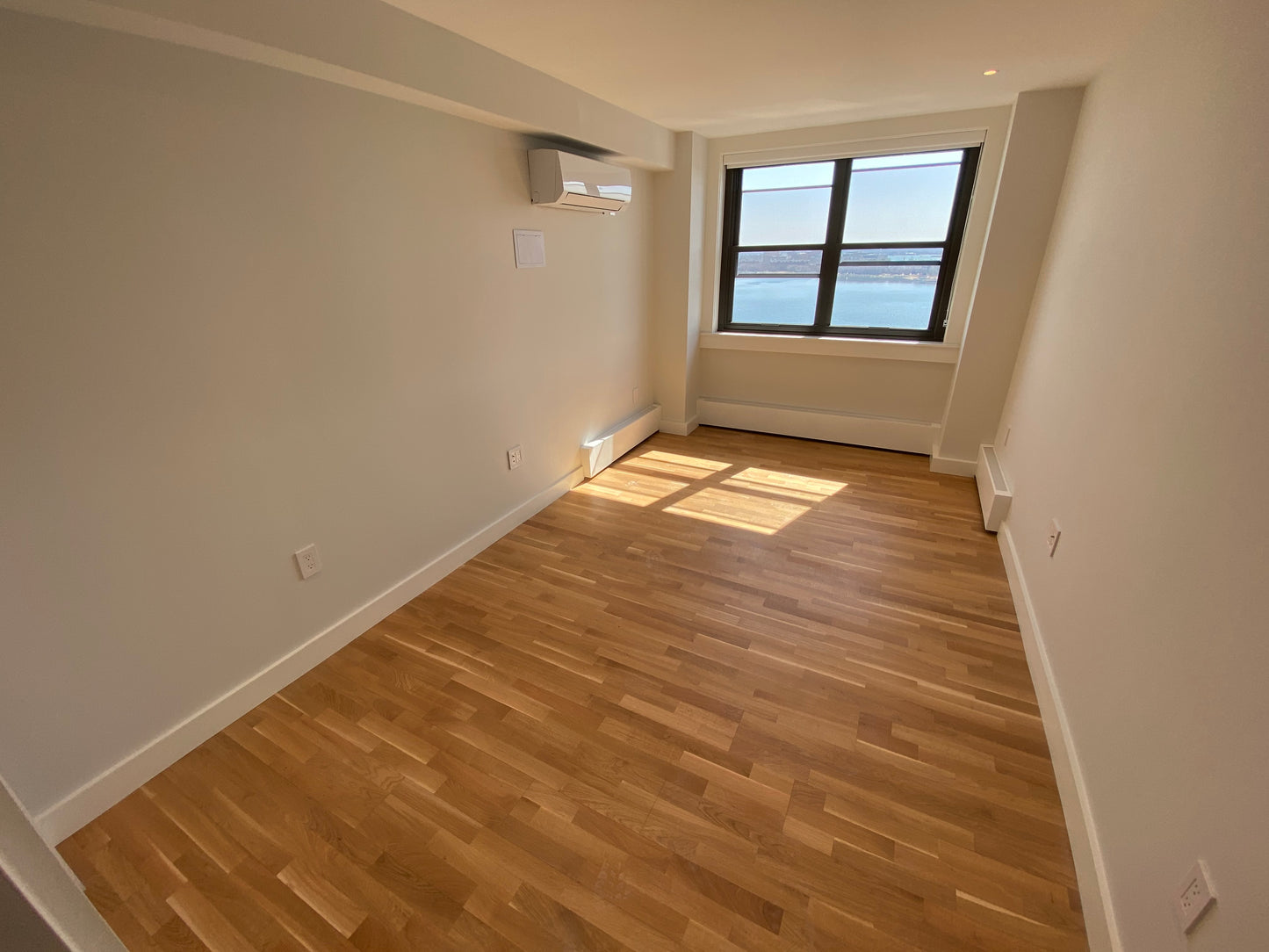 APPLICATION PENDING $3,075 / 2br - 810ft2 - ➽Stunning South Boston 2 Bedroom Available Now! Pet-Friendly! (South Boston)