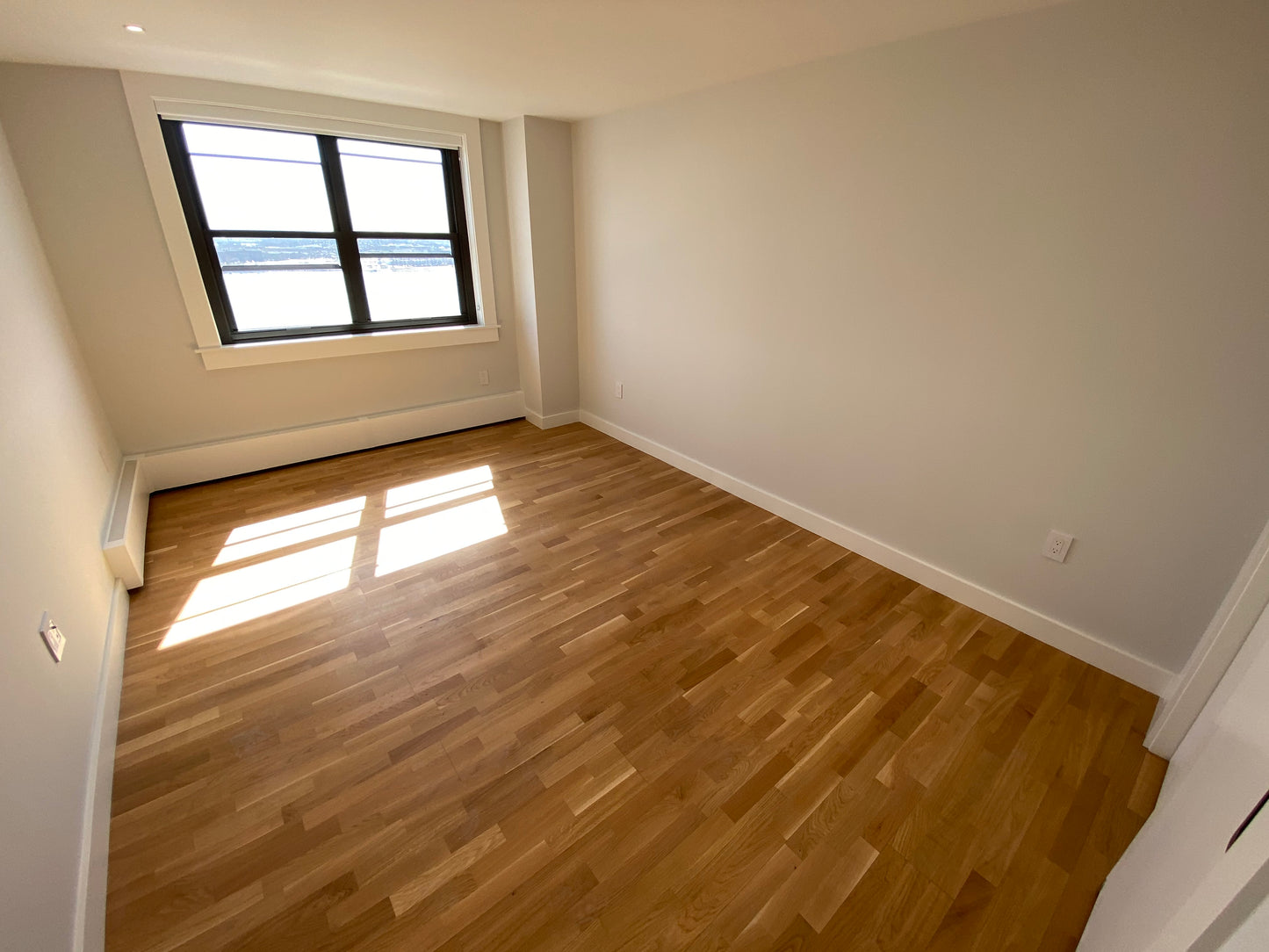 APPLICATION PENDING $3,075 / 2br - 810ft2 - ➽Stunning South Boston 2 Bedroom Available Now! Pet-Friendly! (South Boston)