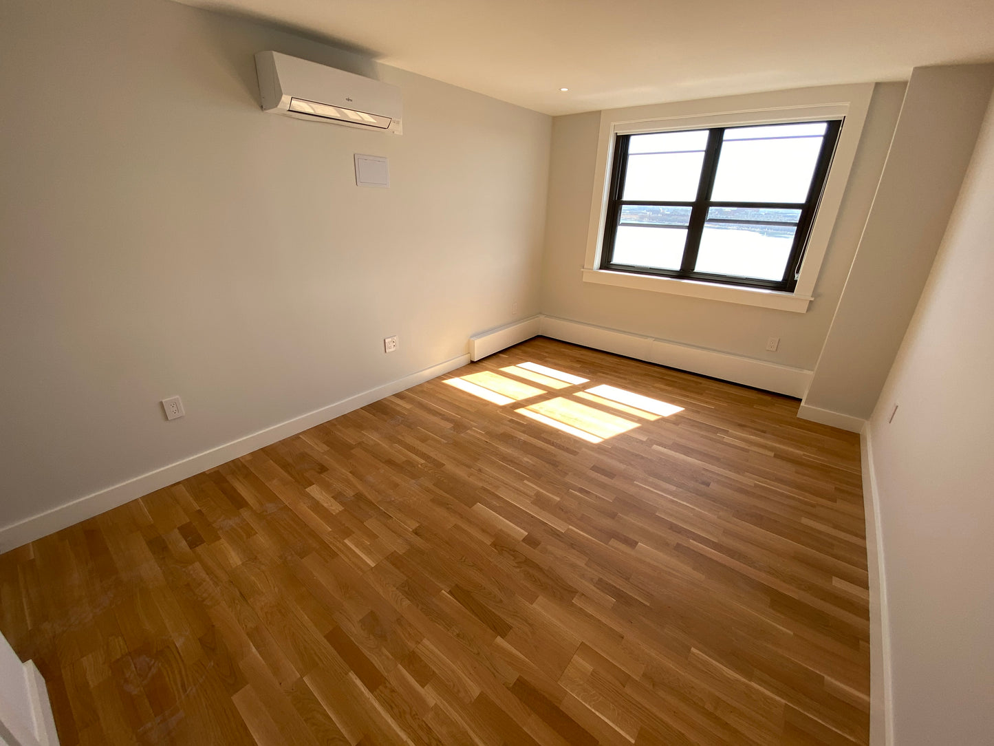 APPLICATION PENDING $3,075 / 2br - 810ft2 - ➽Stunning South Boston 2 Bedroom Available Now! Pet-Friendly! (South Boston)