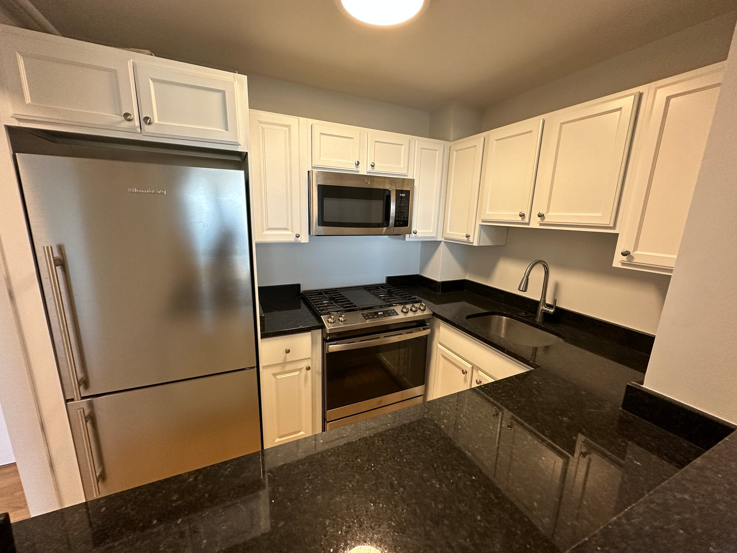 APPLICATION PENDING $2,850 / 1br - 570ft2 - ➽Airy South Boston 1 Bedroom Available August! Pet-Friendly! (South Boston)