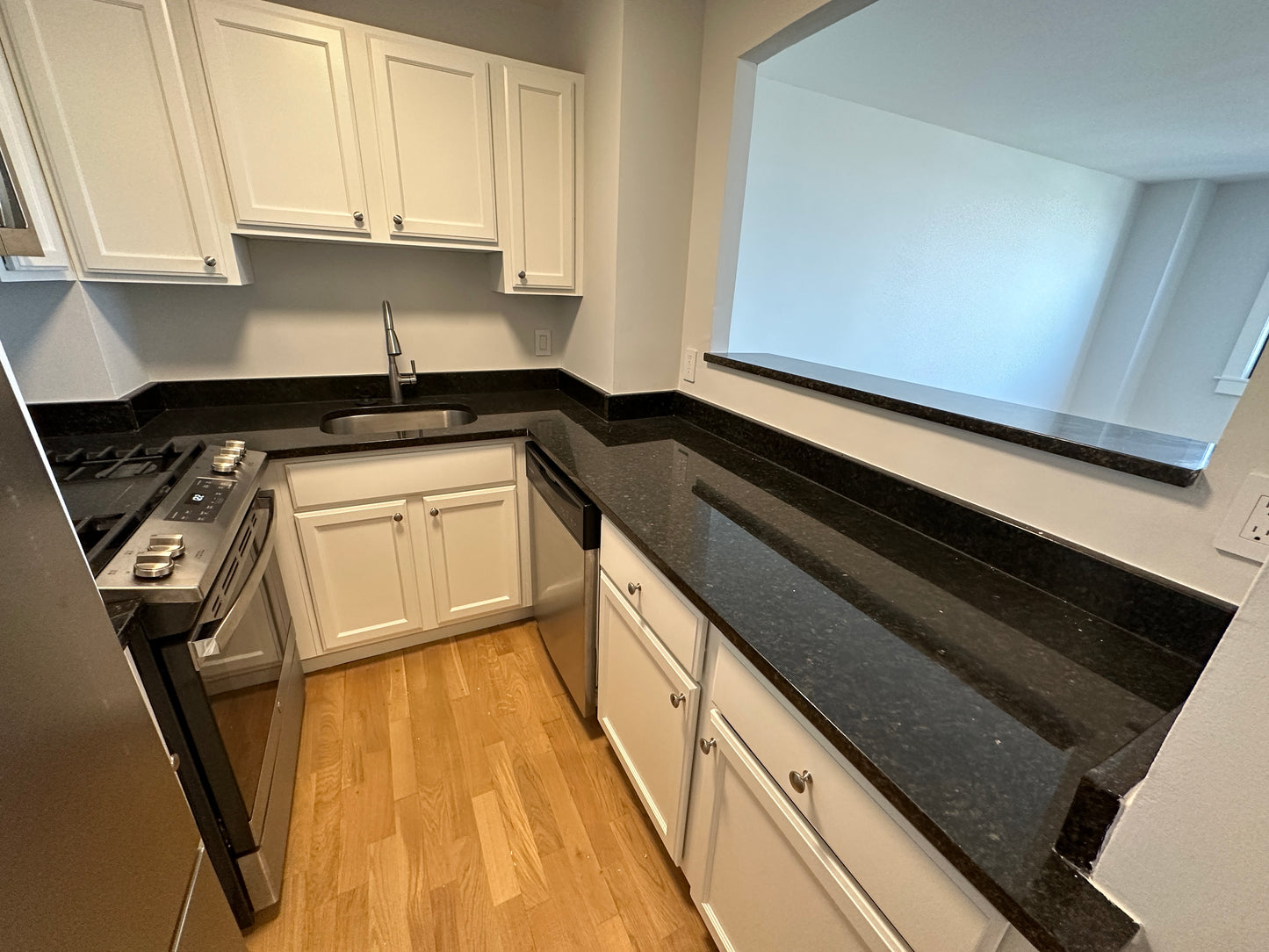 APPLICATION PENDING $2,850 / 1br - 570ft2 - ➽Airy South Boston 1 Bedroom Available August! Pet-Friendly! (South Boston)