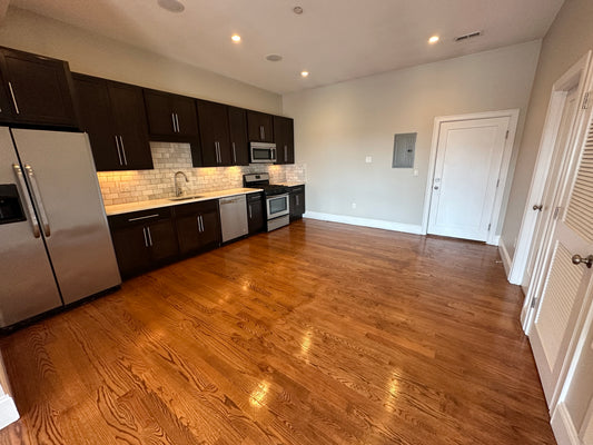 APPLICATION PENDING $4,400 / 2br - 1031ft2 - ➽Stunning Top Floor South Boston/Seaport 2 Bed 2 Bath Available January! No Fee (South Boston)