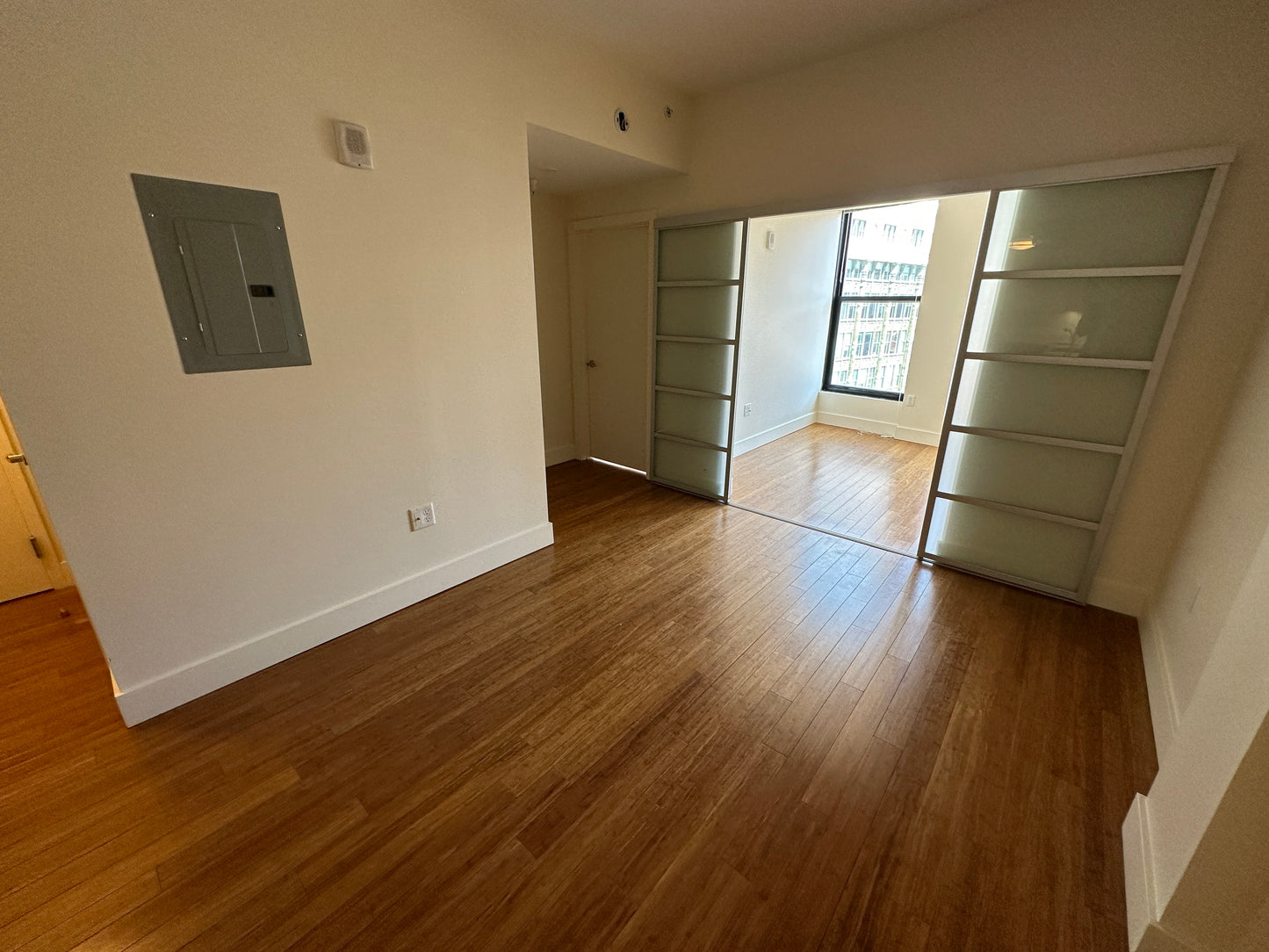 $4,125 / 2br - 596ft2 - ➽Airy Midtown 2 Bedroom Available July! Pet-Friendly! (Midtown)