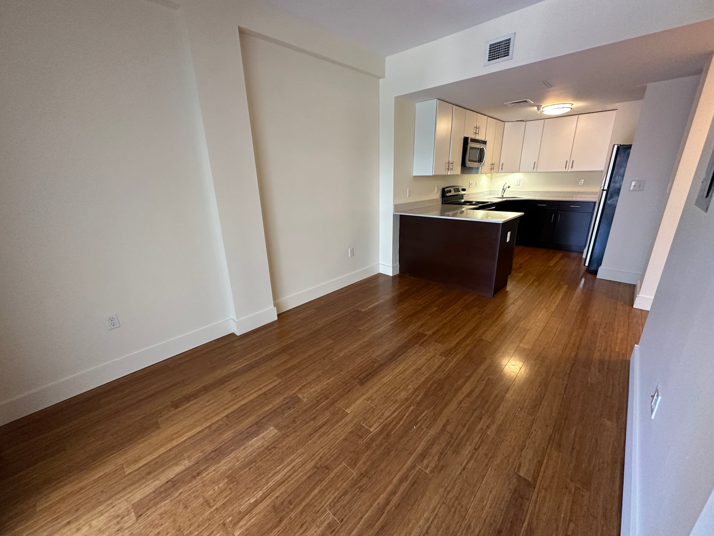 $4,125 / 2br - 596ft2 - ➽Airy Midtown 2 Bedroom Available July! Pet-Friendly! (Midtown)