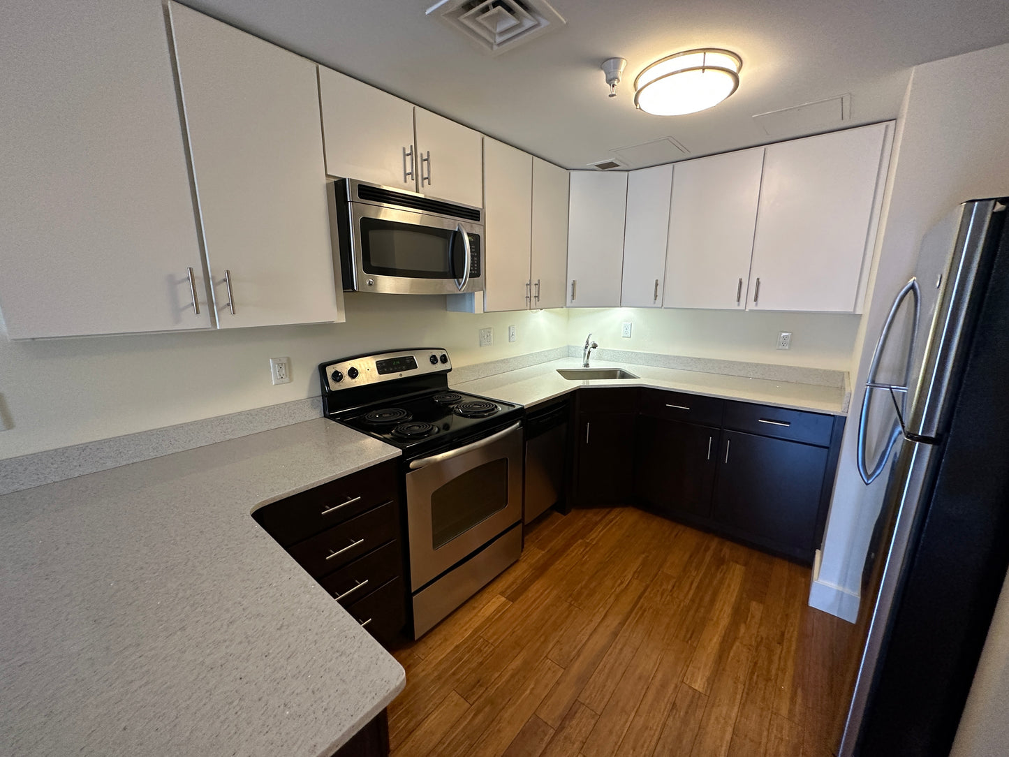 $4,125 / 2br - 596ft2 - ➽Airy Midtown 2 Bedroom Available July! Pet-Friendly! (Midtown)