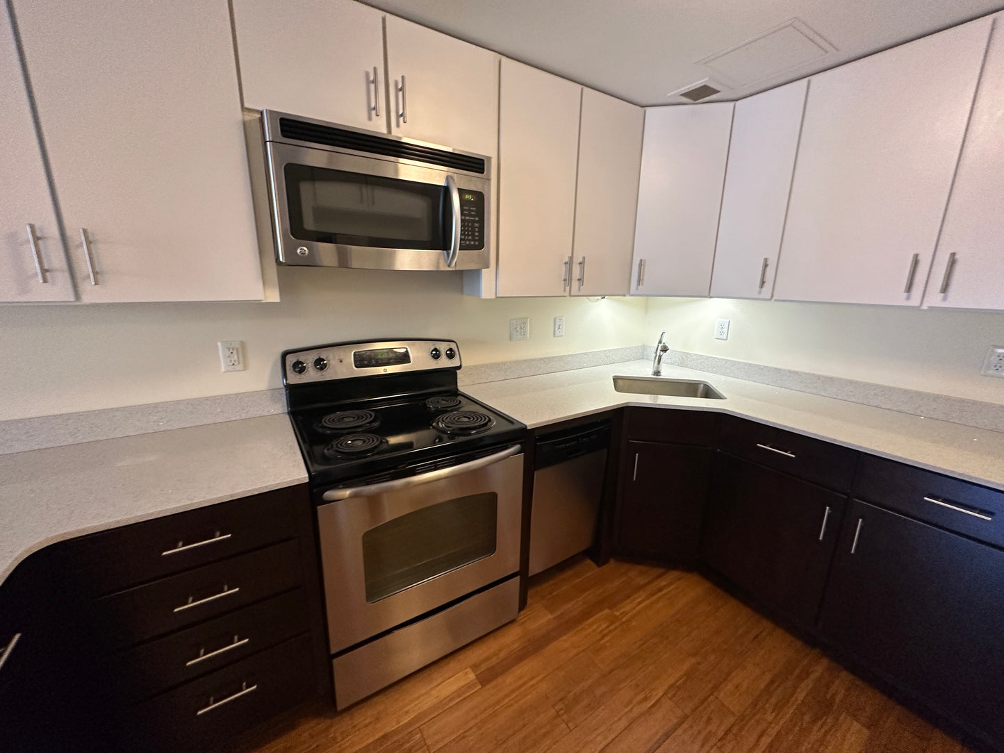 $4,125 / 2br - 596ft2 - ➽Airy Midtown 2 Bedroom Available July! Pet-Friendly! (Midtown)