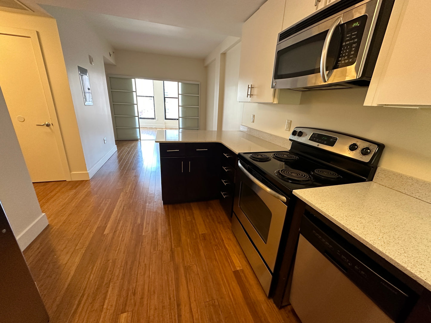 $4,125 / 2br - 596ft2 - ➽Airy Midtown 2 Bedroom Available July! Pet-Friendly! (Midtown)