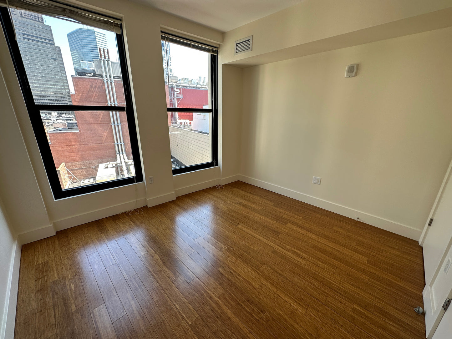 $4,125 / 2br - 596ft2 - ➽Airy Midtown 2 Bedroom Available July! Pet-Friendly! (Midtown)