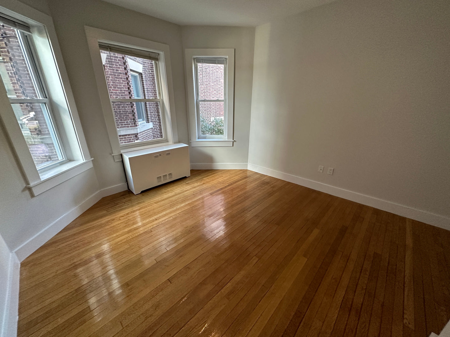 $4,650 / 3br - 851ft2 - ➽Quaint Brighton 3 Bedroom Available June! HT & HW Included! (Brighton)