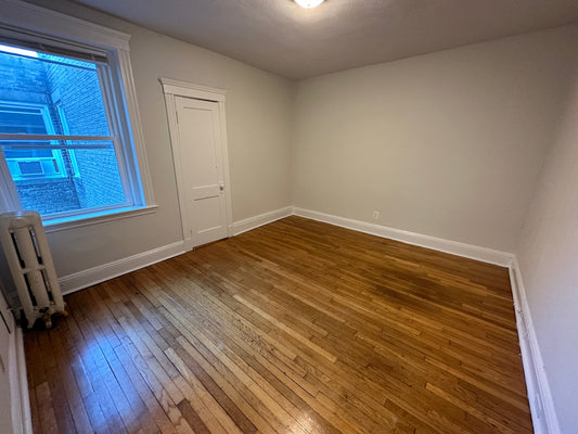 $2,200 / 343ft2 - ➽Airy Top Floor Mission Hill Studio w/HT & HW Included Avail. 9/1! (Mission Hill)
