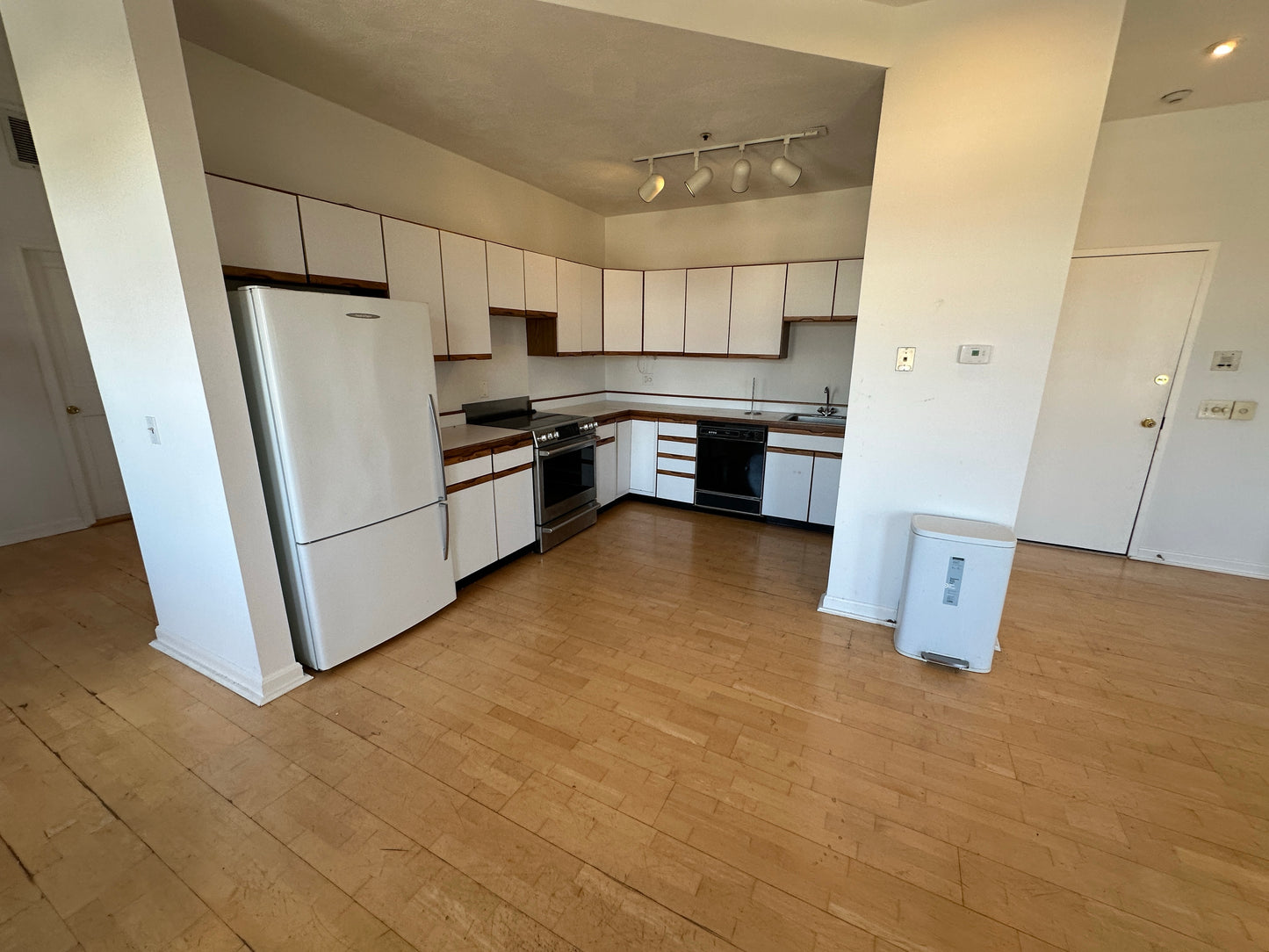 $3,400 / 2br - 1398ft2 - ➽Gorgeous Chelsea South End 2 Bedroom 2 Bathroom Top Floor Loft! (Chelsea - South End)