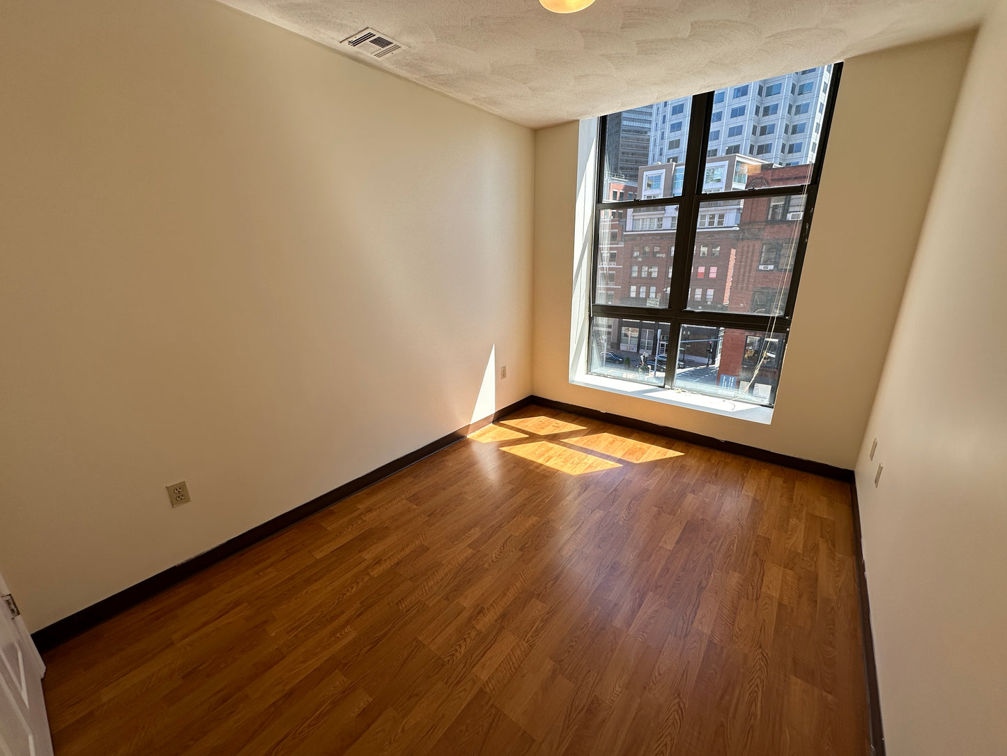 $2,525 / 1br - 398ft2 - ➽Vibrant Chinatown 1 Bedroom Available August! Pet-Friendly & No Fee! (Chinatown)