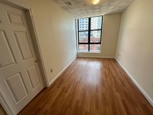 $3,000 / 1br - 396ft2 - ➽Breezy Chinatown Top Floor 1 Bedroom Available Now! No Fee! (Chinatown)