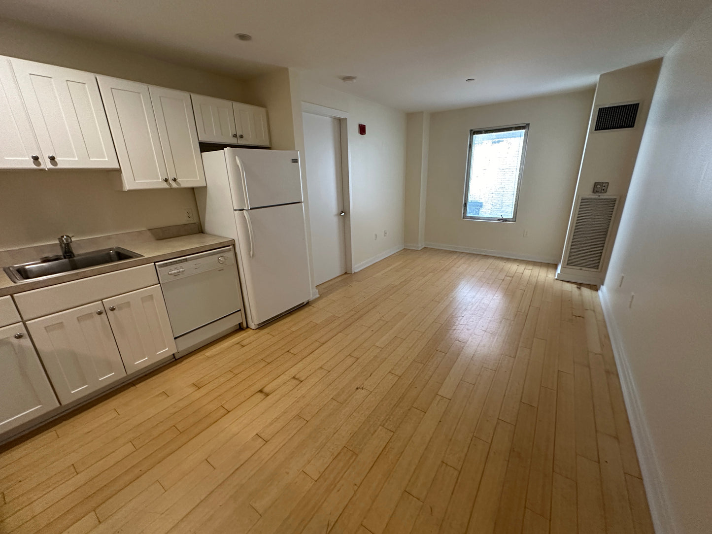 $3,000 / 1br - 460ft2 - ➽Dashing Downtown 1 Bedroom Available July! (Theatre District)