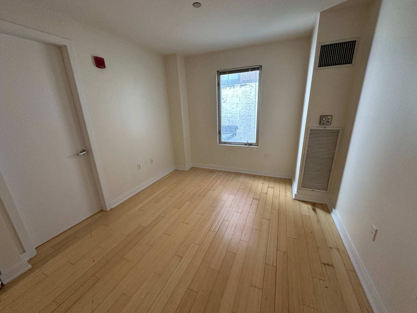 $3,000 / 1br - 460ft2 - ➽Dashing Downtown 1 Bedroom Available July! (Theatre District)