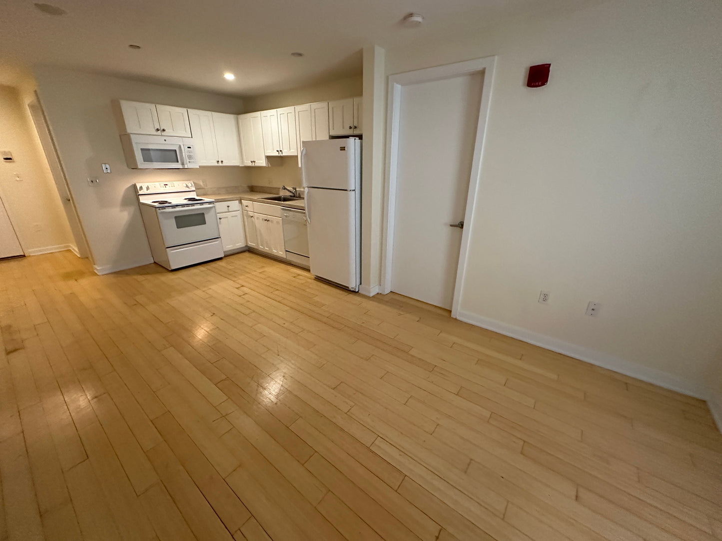 $3,000 / 1br - 460ft2 - ➽Dashing Downtown 1 Bedroom Available July! (Theatre District)