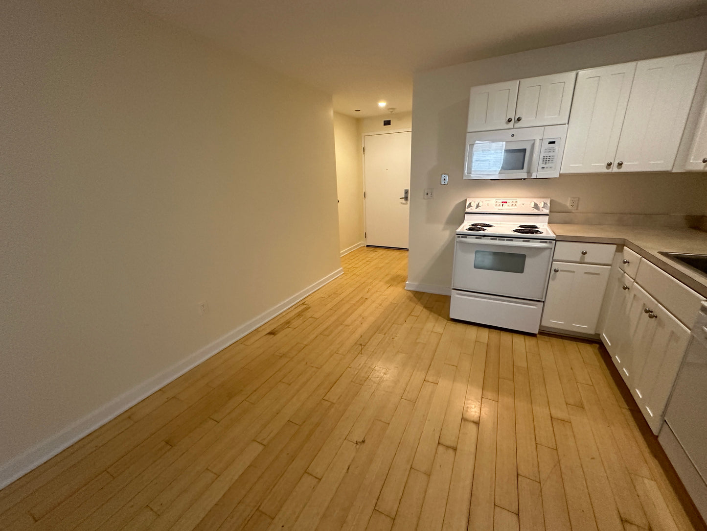 $3,000 / 1br - 460ft2 - ➽Dashing Downtown 1 Bedroom Available July! (Theatre District)