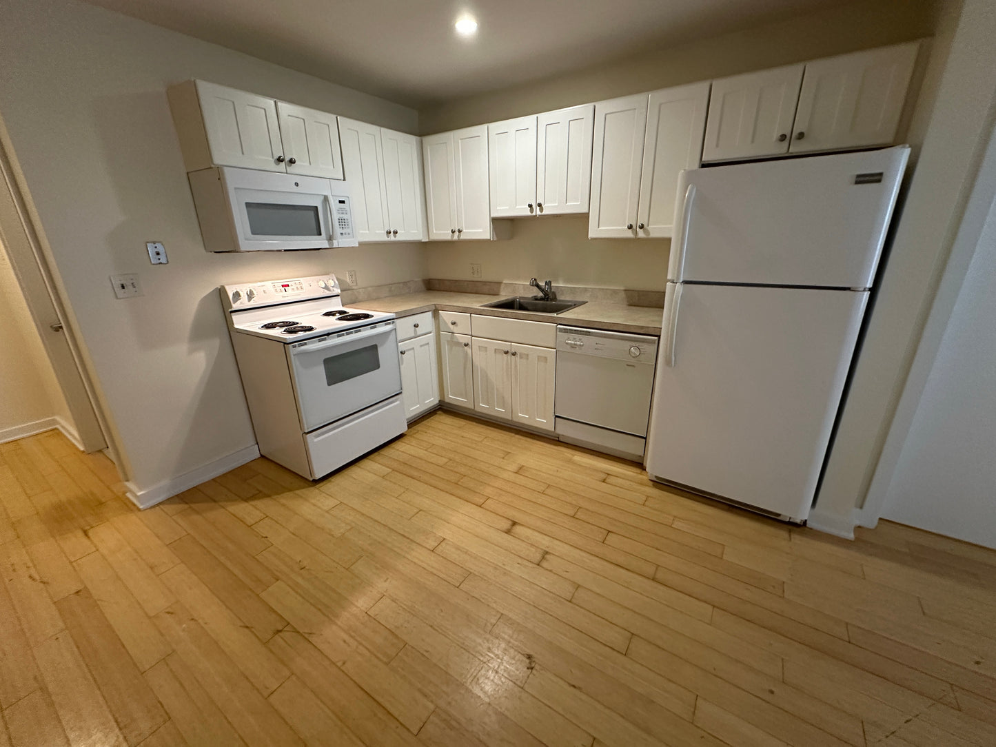 $3,000 / 1br - 460ft2 - ➽Dashing Downtown 1 Bedroom Available July! (Theatre District)