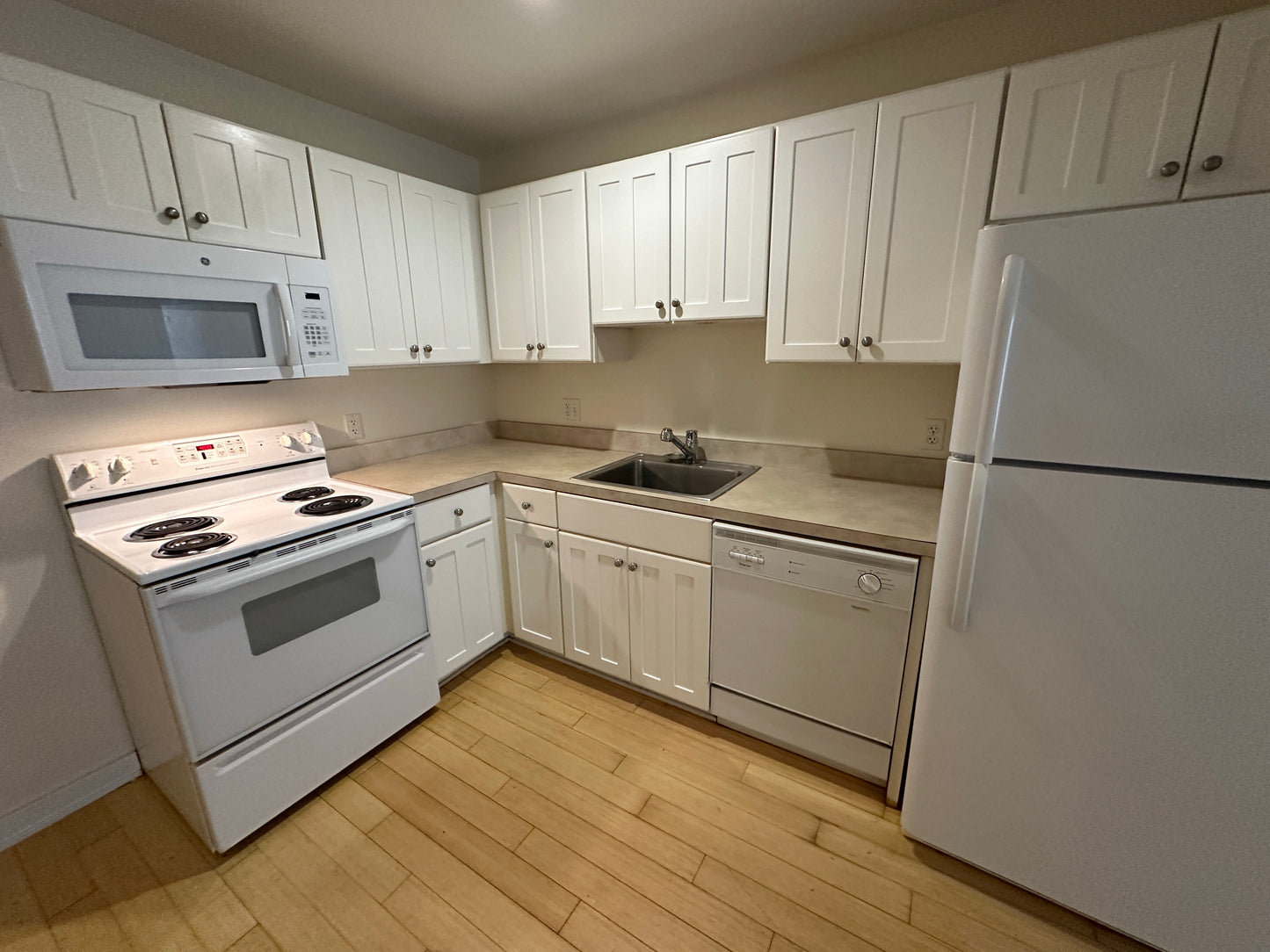 $3,000 / 1br - 460ft2 - ➽Dashing Downtown 1 Bedroom Available July! (Theatre District)