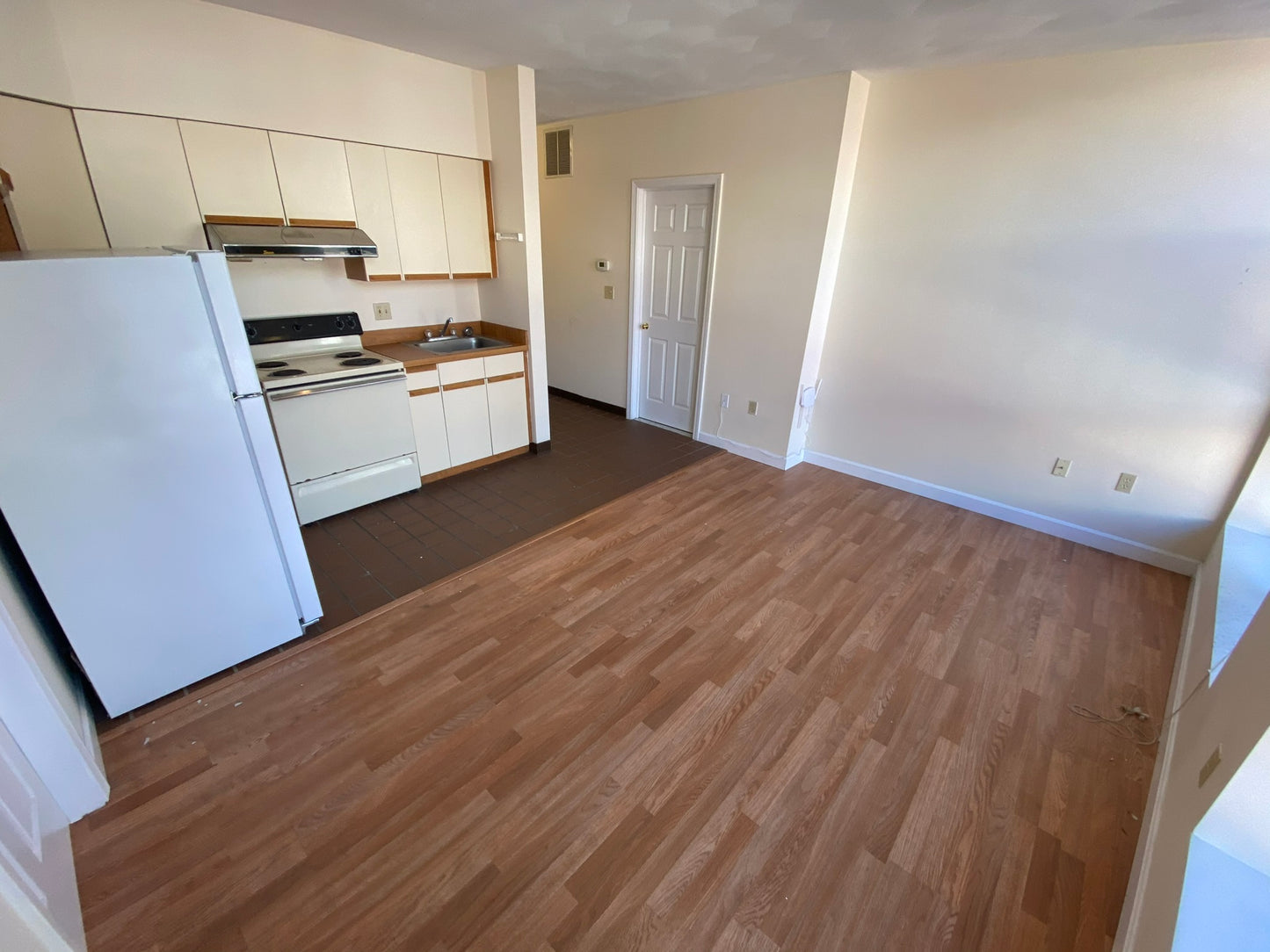 APPLICATION PENDING $2,650 / 1br - 416ft2 - ➽Breezy Chinatown Top Floor 1 Bedroom Available September! (Chinatown)