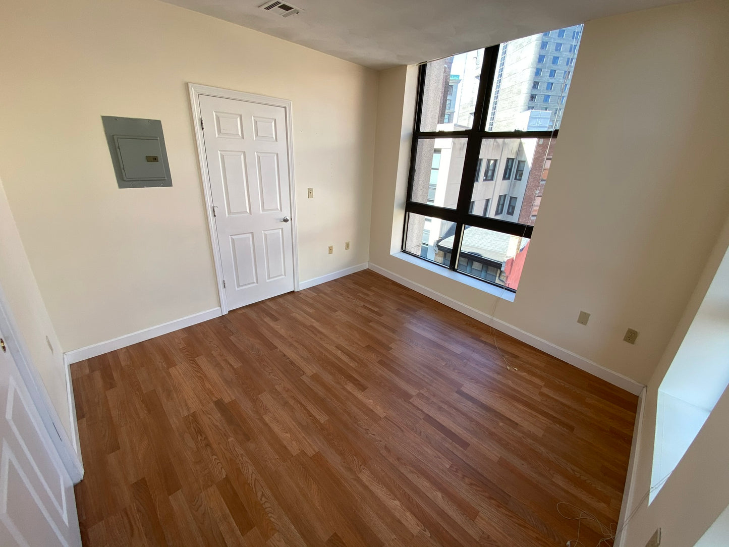 APPLICATION PENDING $2,650 / 1br - 416ft2 - ➽Breezy Chinatown Top Floor 1 Bedroom Available September! (Chinatown)