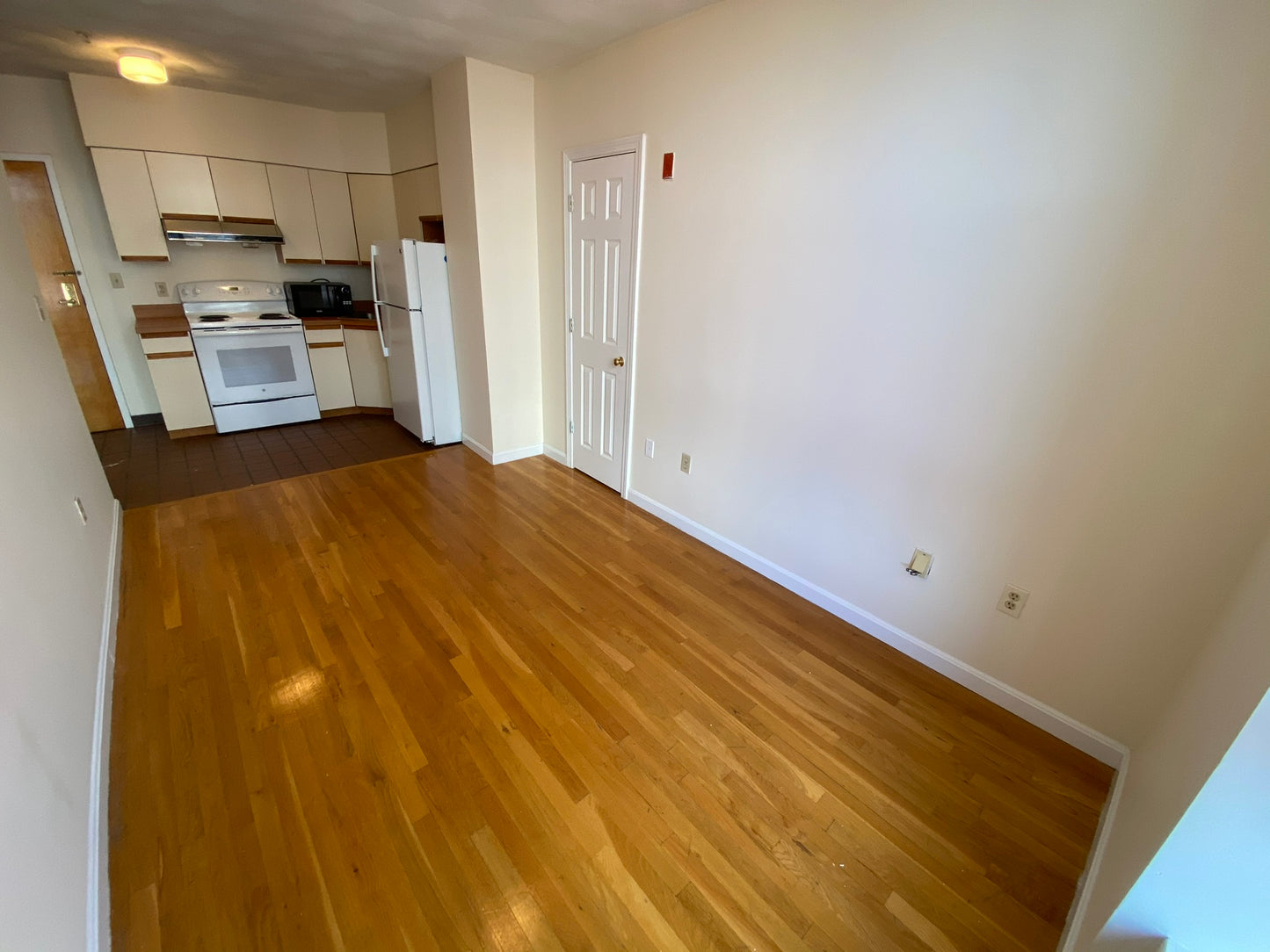 APPLICATION PENDING $2,650 / 1br - 381ft2 - ➽Airy Chinatown 1 Bedroom Available July! (Chinatown)