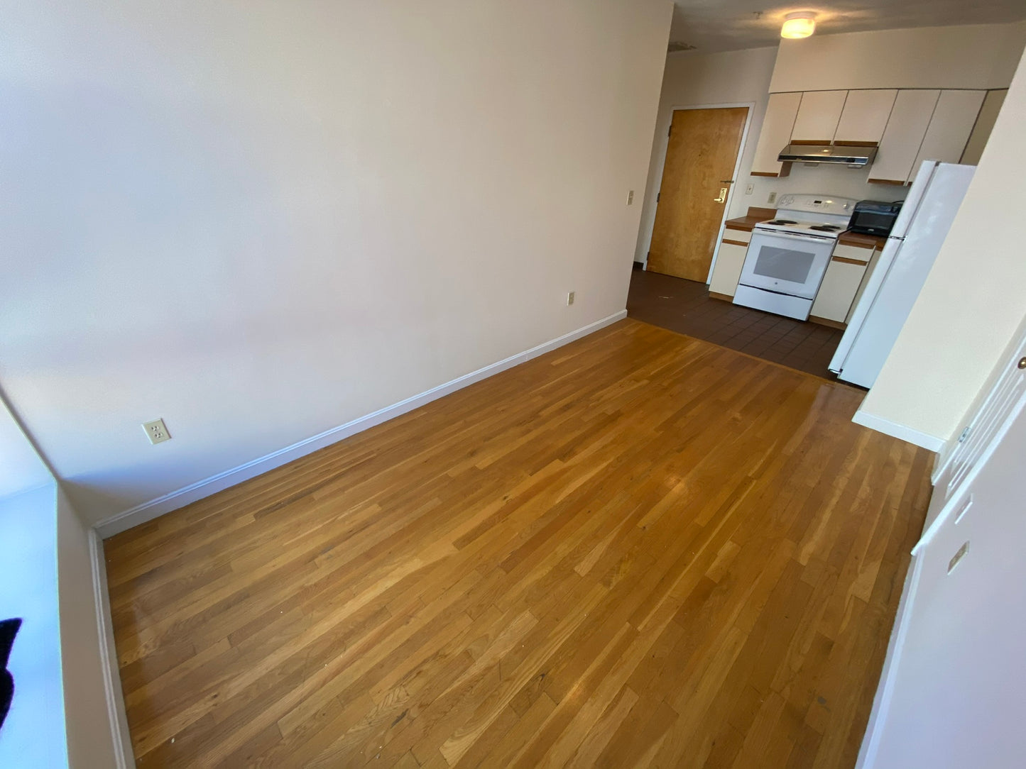 APPLICATION PENDING $2,650 / 1br - 381ft2 - ➽Airy Chinatown 1 Bedroom Available July! (Chinatown)