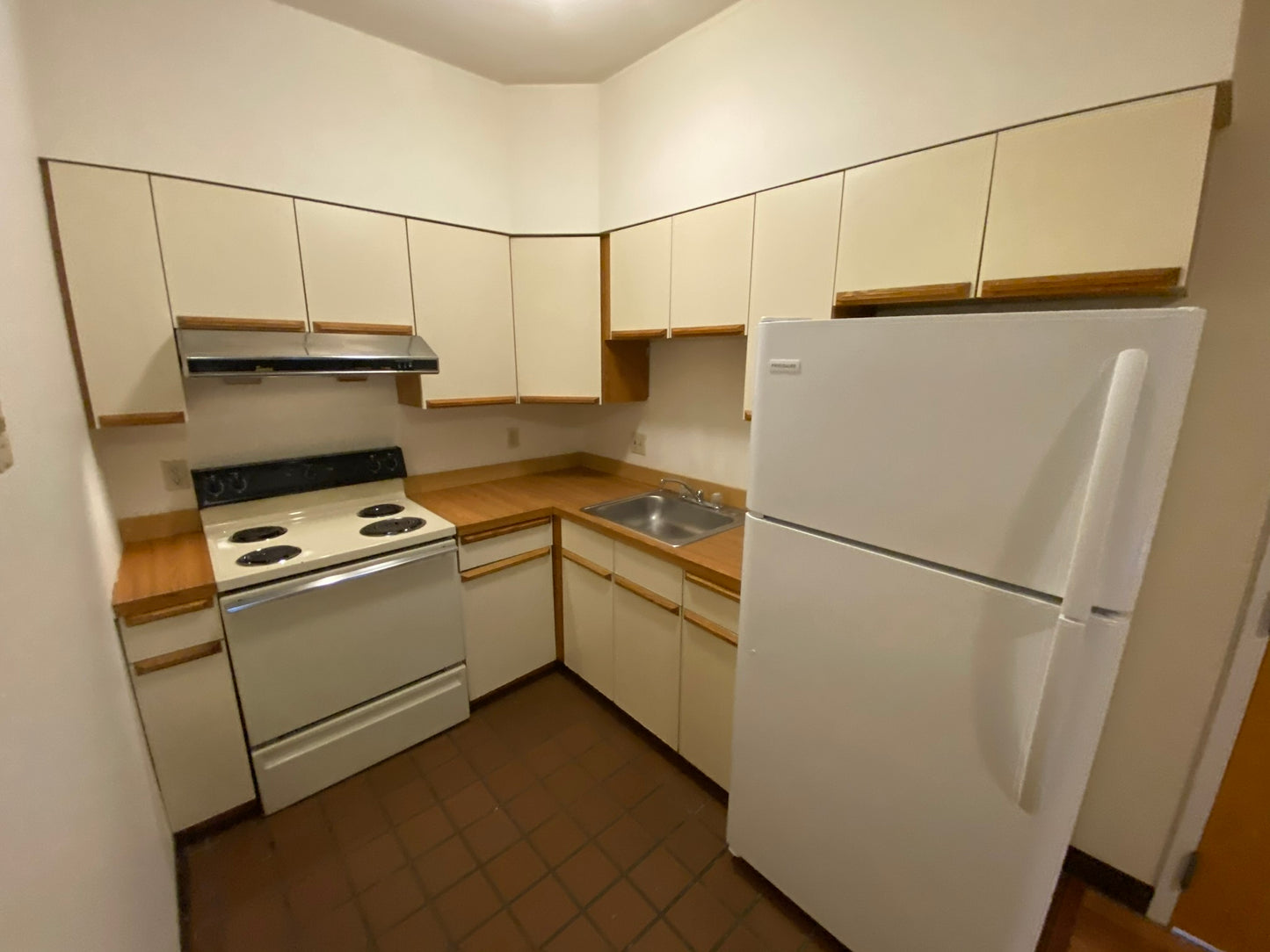 $3,200 / 2br - 493ft2 - ➽Dashing Chinatown Top Floor 2 Bedroom Available July! (Chinatown)