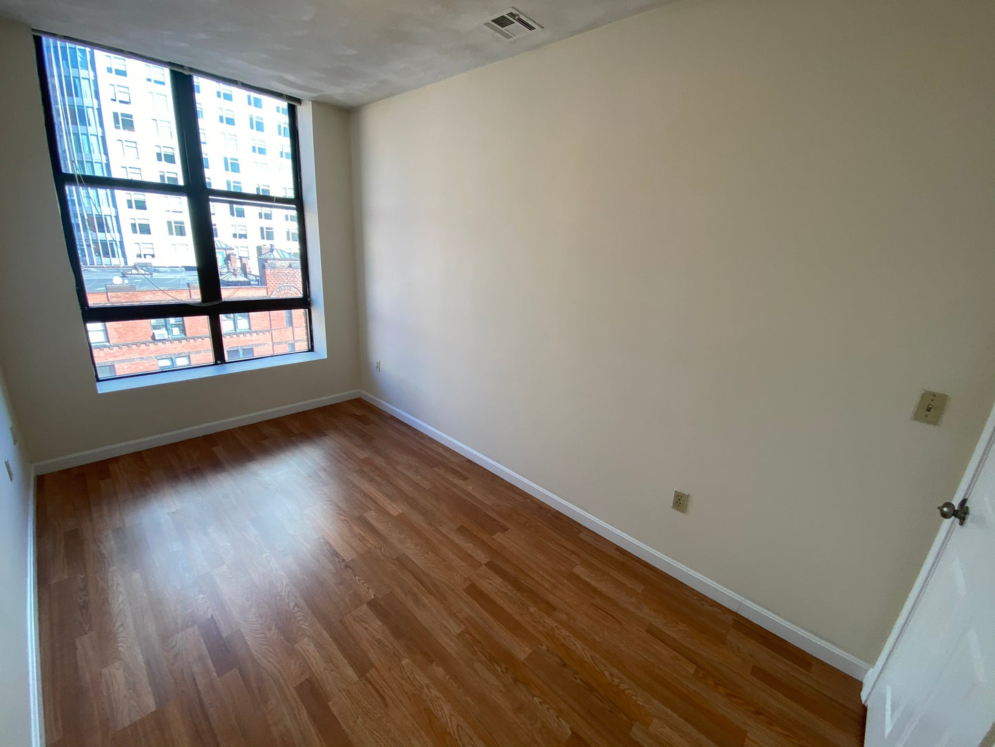 $3,200 / 2br - 493ft2 - ➽Dashing Chinatown Top Floor 2 Bedroom Available July! (Chinatown)